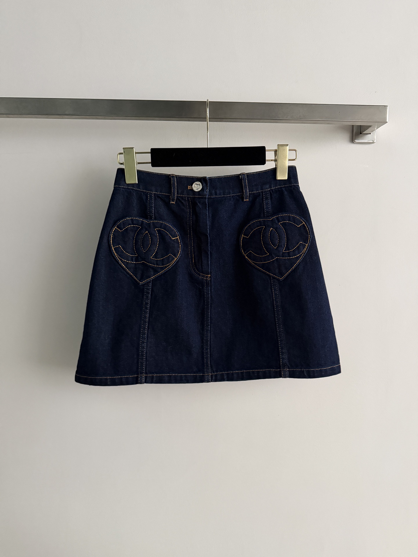 NO:803350,CHANE*26SS new skirt is made of denim cotton material, wear-resistant and comfortable, heart-shaped double pockets with logo patch embroidery, fashionable and high-end!  Sweet and cool girly style item, customized metal buttons highlight the brand tone, light luxury and ladylike feel, versatile and beautiful SML-,,chanel,skirts,19860909CHANE*26SS新款半裙采用牛仔棉材质 耐磨又舒适心形双口袋logo贴绣 时髦又高级！甜酷少女风单品,定制金属纽扣彰显品牌调性,轻奢名媛感,百搭好看SML-,,chanel,skirts,,Women's clothing