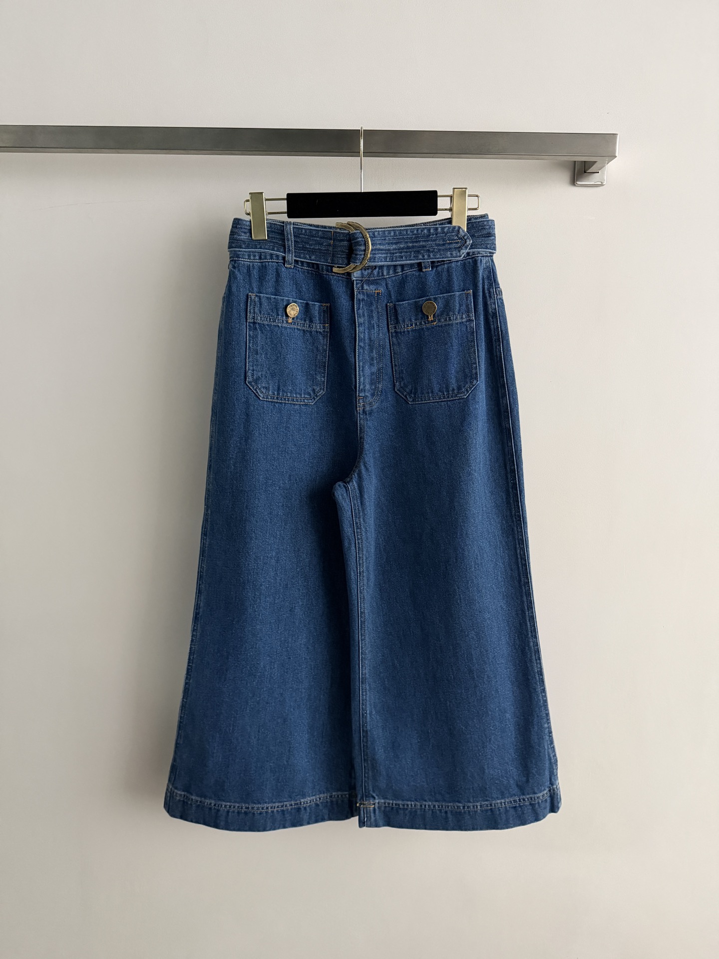 NO:803344,ZIMMERMAN*26SS new retro high-waisted wide-leg jeans are made of classic blue denim, which is wear-resistant and breathable. The loose straight design shows off your leg shape and is super friendly to pear-shaped figures!  High waist + metal belt buckle, modified waistline, full of retro feel, perfect for daily wear, matched with short tops, sweaters, shirts, easy to get casual commuting style ~ niche design, comfortable and fashionable, suitable for sisters who like unique style SML-,,jeans,shirts,19860909ZIMMERMAN*26SS新款复古高腰阔腿牛仔裤经典蓝色牛仔布,耐磨又透气,宽松直筒设计超显腿型,对梨形身材超友好！高腰+金属腰带扣,修饰腰线,复古感满满日常穿搭都很OK,搭配短款上衣、针织衫、衬衫,轻松get休闲通勤风～小众设计,舒适又时髦,适合喜欢独特风格的姐妹们SML-,,jeans,shirts,,Women's clothing