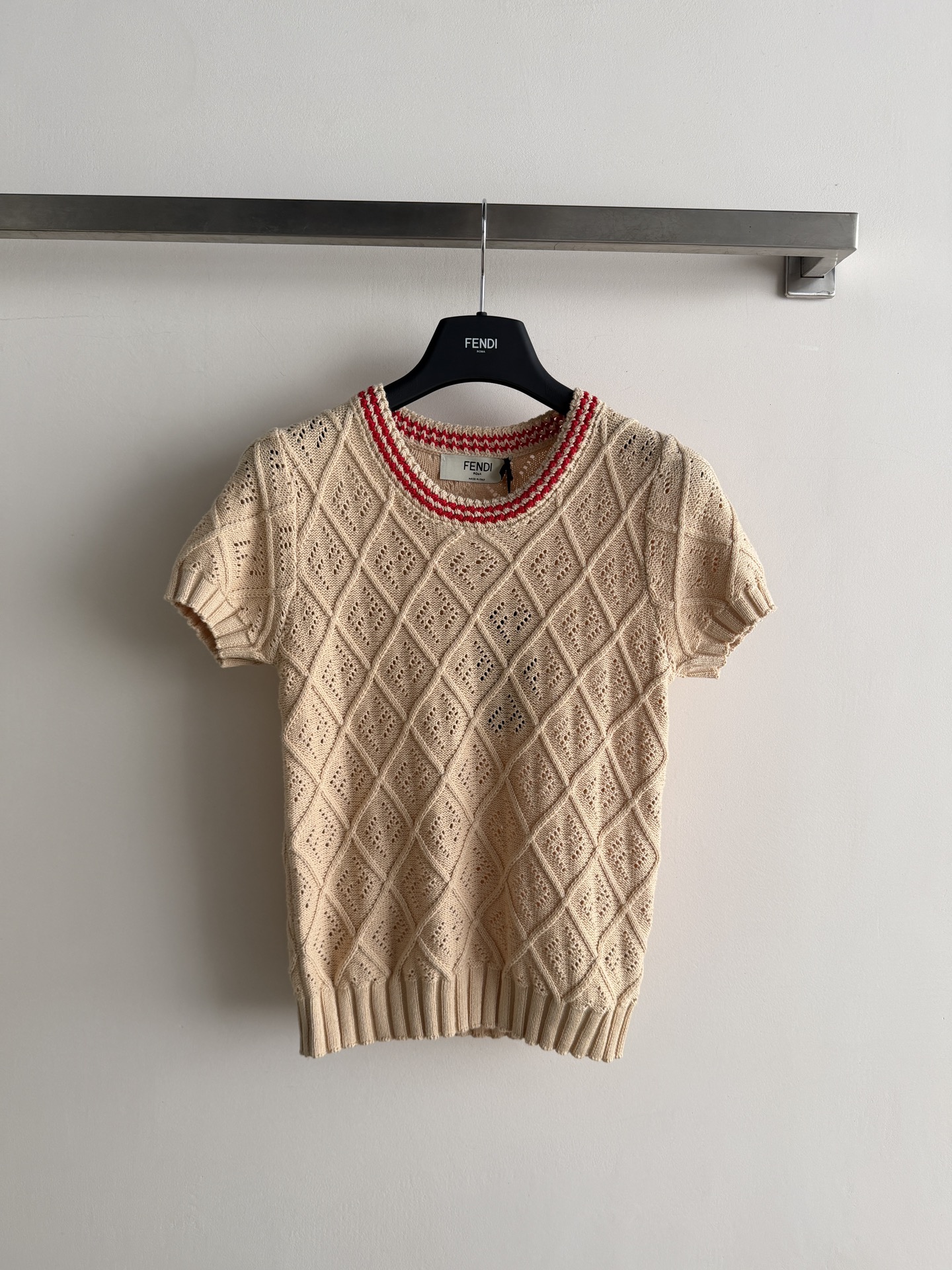 NO:803361,FEND*26SS new pullover sweater with double F jacquard hollow design is exquisite and high-end. The contrasting round neck is simple and versatile, showing a gentle temperament whether worn inside or alone. The regular version is comfortable and unrestricted on the upper body, and can be worn for daily commuting!  3 colors SML-,,fendi,19860909FEND*26SS新款套头针织衫双F提花镂空设计精致高级 撞色圆领简洁百搭,不管内搭还是单穿都显温柔气质 常规版型上身自在无束缚,日常通勤都可穿！3色SML-,,fendi,,Women's clothing