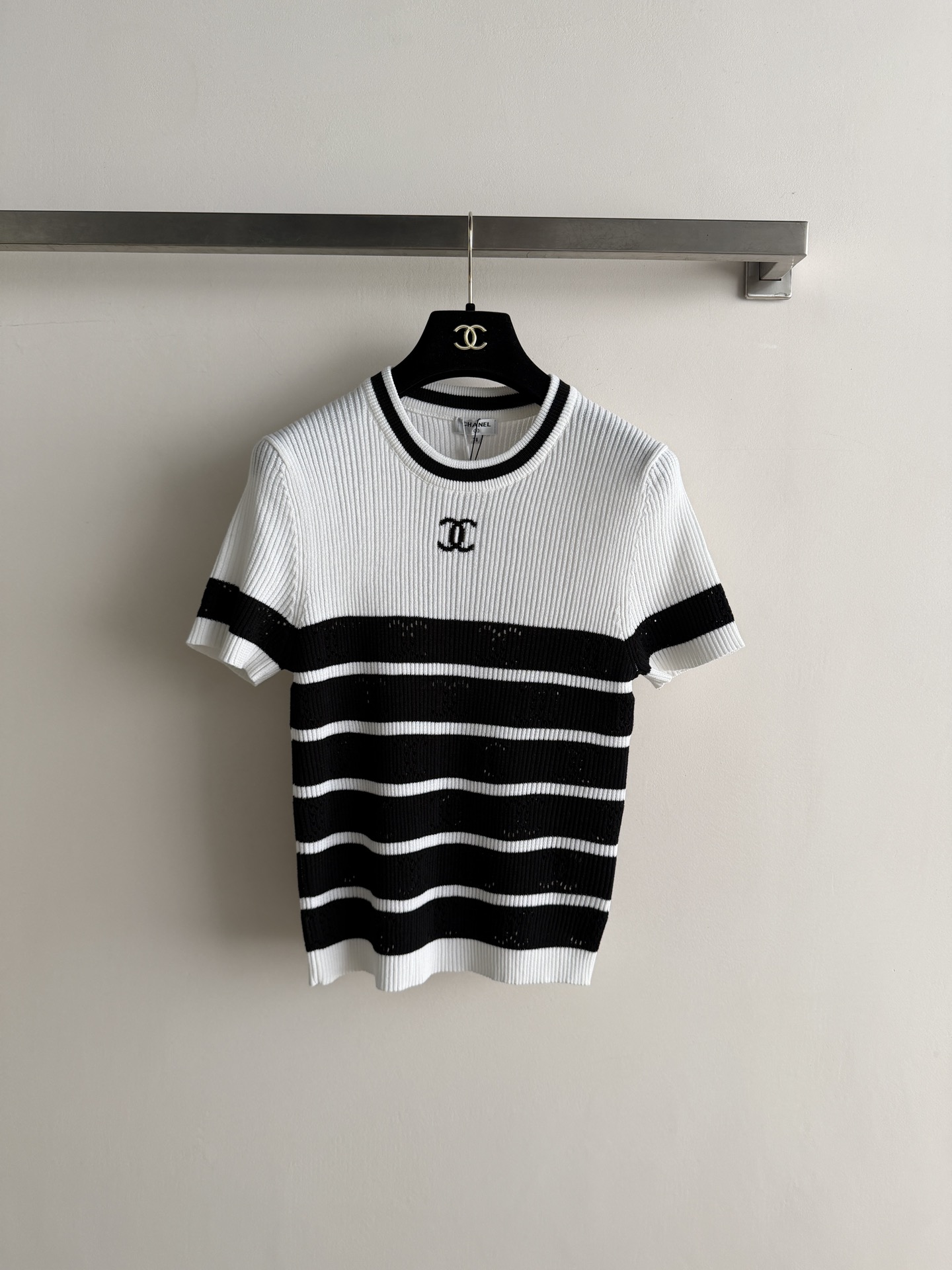NO:803335,CHANE*26SS new striped sweater, classic striped contrasting color, regular version, easy to wear, double C three-dimensional jacquard craftsmanship on the chest, super recognizable, simple, fashionable and advanced SML-,,chanel,19860909CHANE*26SS新款条纹针织衫经典条纹撞色常规版型不挑人穿 胸前双C立体提花工艺超有辨识度简约时髦又高级SML-,,chanel,,Women's clothing