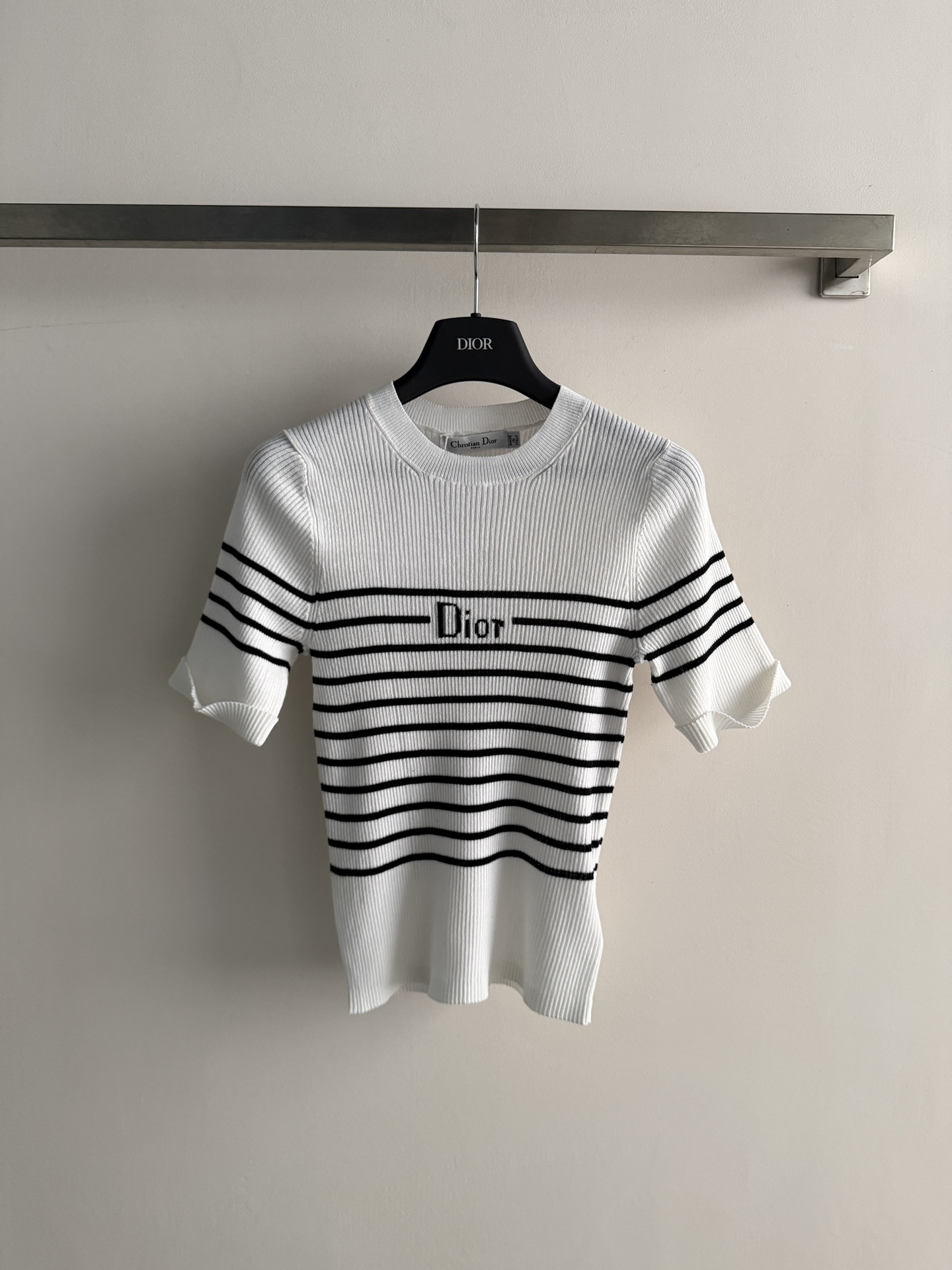NO:804469,DIO*26SS new pullover with contrasting stripe design and classic brand letters on the chest. Simple and versatile, a sweet must-have item in four colors SML-,, dior,19860909DIO*26SS新款套头衫撞色条纹设计 胸前配以经典品牌字母点缀 简约百搭,甜美必备单品四色SML-,,dior,,Women's clothing