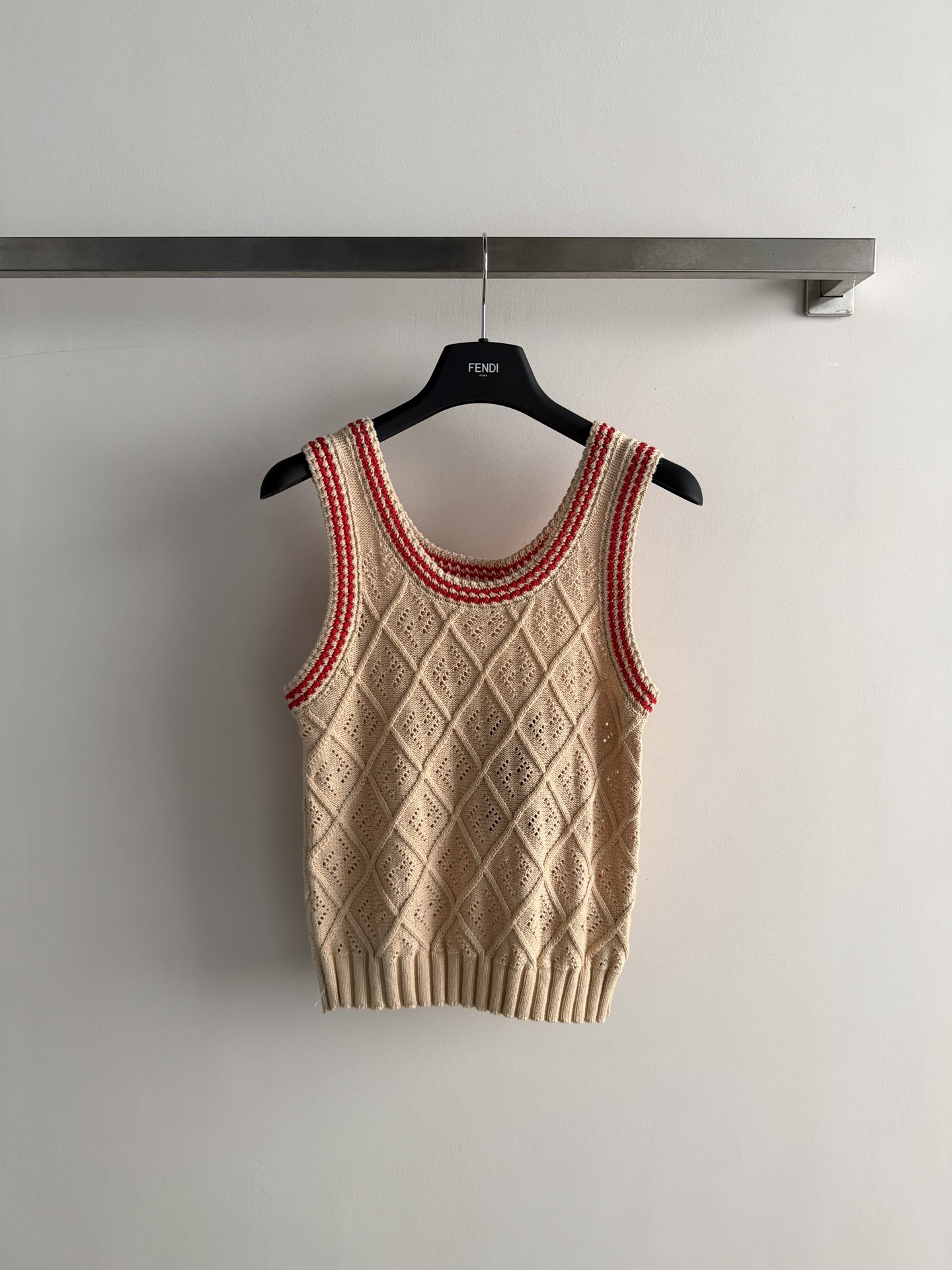 NO:804468,FEND*26SS new style knitted vest with contrasting color U-neck is simple and versatile, the texture is soft and comfortable, the texture is full and delicate, showing a gentle temperament on the upper body. The regular version is comfortable and unrestricted on the upper body, and can be worn alone or layered!  3 colors SML-,,fendi,19860909FEND*26SS新款针织背心撞色U领简洁百搭,质感柔软舒适,织面饱满细腻上身显温柔气质 常规版型上身自在无束缚,单穿叠穿都可以！3色SML-,,fendi,,Women's clothing