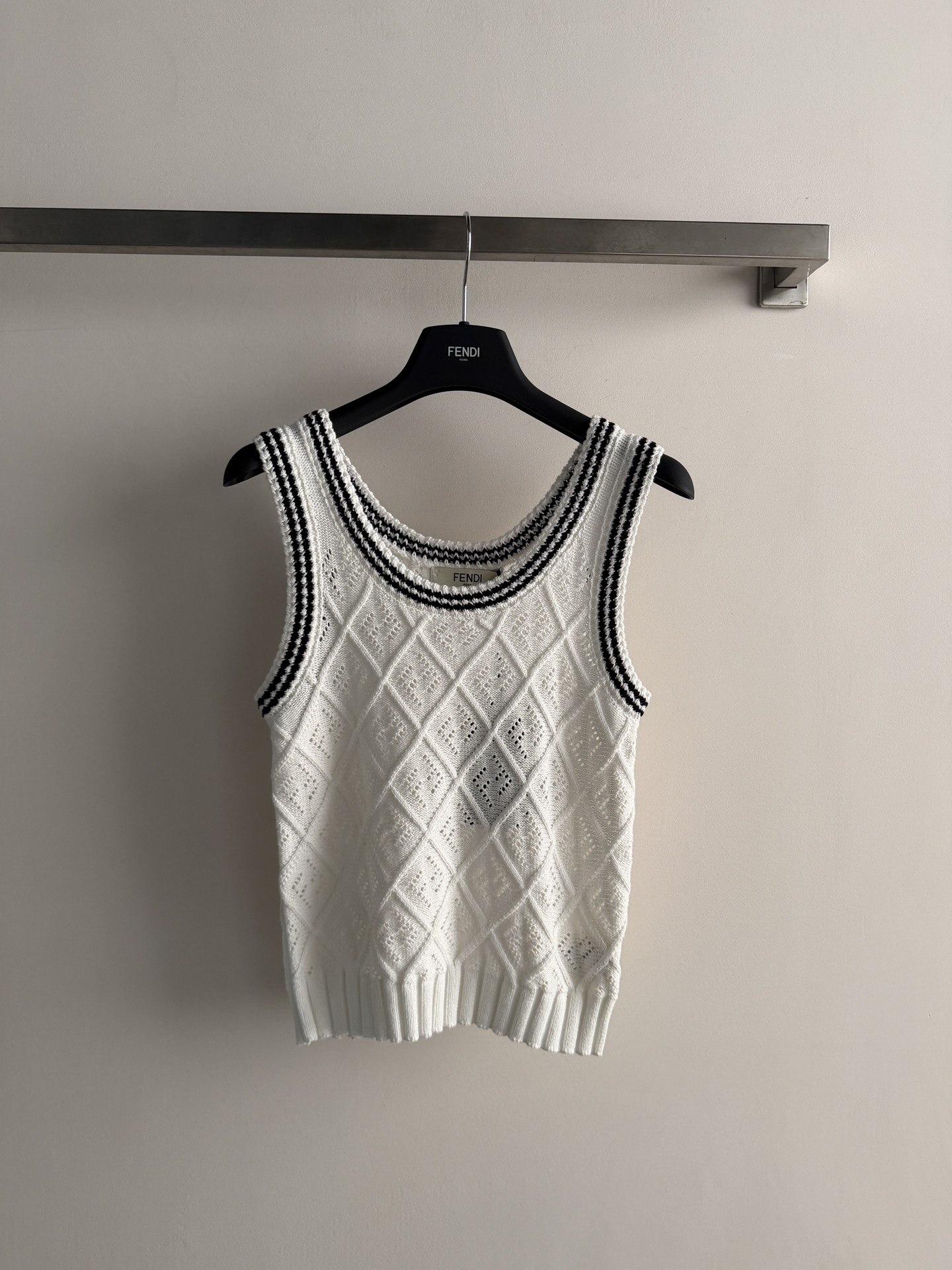 NO:804467,FEND*26SS new style knitted vest with contrasting color U-neck is simple and versatile, the texture is soft and comfortable, the texture is full and delicate, showing a gentle temperament on the upper body. The regular version is comfortable and unrestricted on the upper body, and can be worn alone or layered!  3 colors SML,,fendi,19860909FEND*26SS新款针织背心撞色U领简洁百搭,质感柔软舒适,织面饱满细腻上身显温柔气质 常规版型上身自在无束缚,单穿叠穿都可以！3色SML,,fendi,,Women's clothing