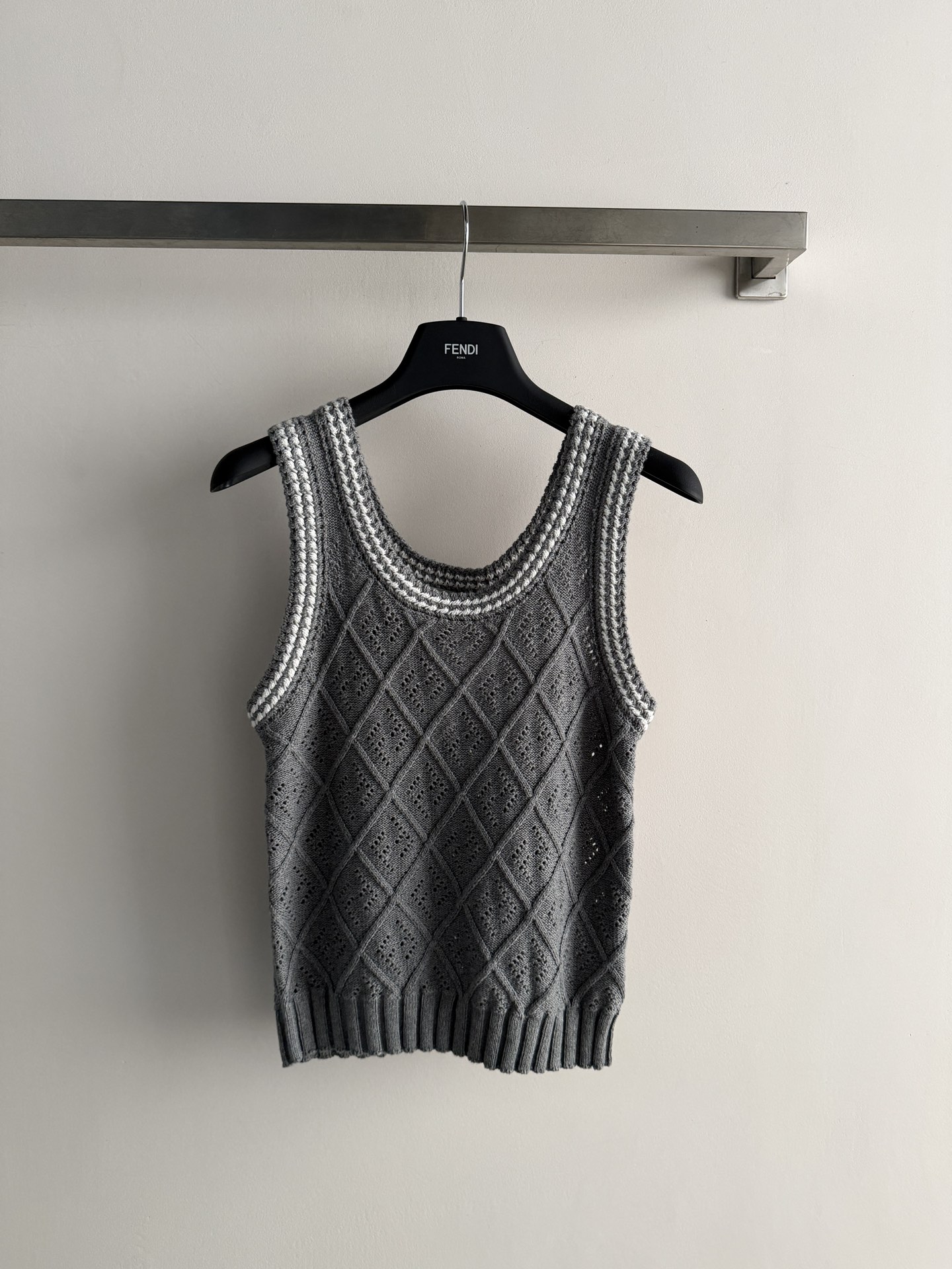 NO:804461,FEND*26SS new style knitted vest with contrasting color U-neck is simple and versatile, the texture is soft and comfortable, the texture is full and delicate, showing a gentle temperament on the upper body. The regular version is comfortable and unrestricted on the upper body, and can be worn alone or layered!  3 colors SML-,,fendi,19860909FEND*26SS新款针织背心撞色U领简洁百搭,质感柔软舒适,织面饱满细腻上身显温柔气质 常规版型上身自在无束缚,单穿叠穿都可以！3色SML-,,fendi,,Women's clothing