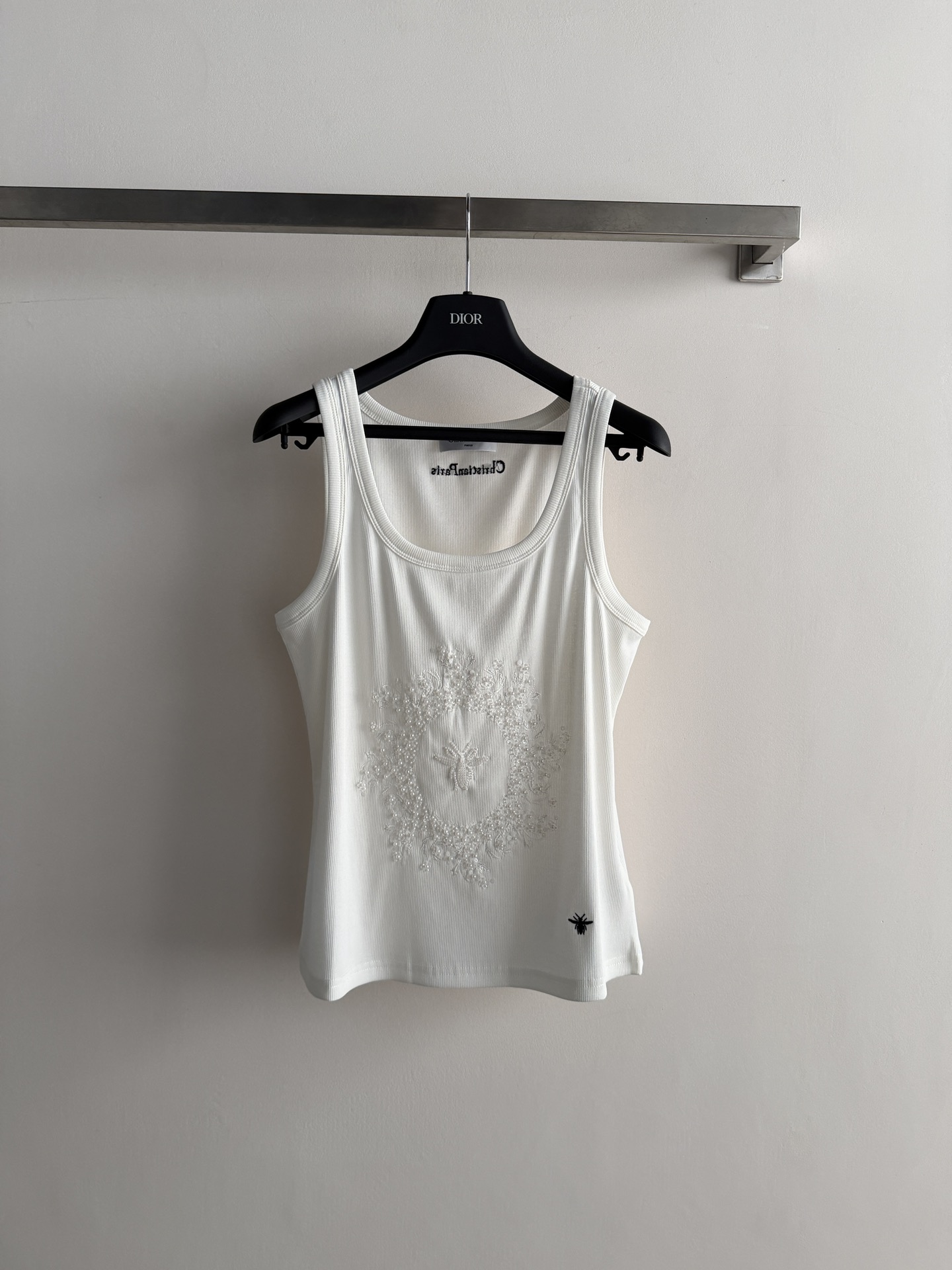 NO:804459,Dio*26 new embroidered vest, made of soft cotton fabric, super comfortable to wear in summer! Exquisite floral embroidery + brand logo on the front, full of details. Gentle and versatile, it goes well with jeans or skirts, and can easily switch between casual or elegant styles. It can be easily controlled for daily travel and appointments, comfortable and recognizable, it is a must-have item for summer wardrobe! SML,, dior, skirts, jeans,19860909Dio*26新款刺绣背心,选用柔软全棉面料,夏天穿超舒服!正面精致花卉刺绣+品牌标志,细节满分 .温柔百搭,配牛仔裤或半裙都很出彩,轻松切换休闲or优雅风格.日常出行,约会都能轻松驾驭,舒适又有辨识度,是夏季衣橱必备单品!SML,,dior,skirts,jeans,,Women's clothing