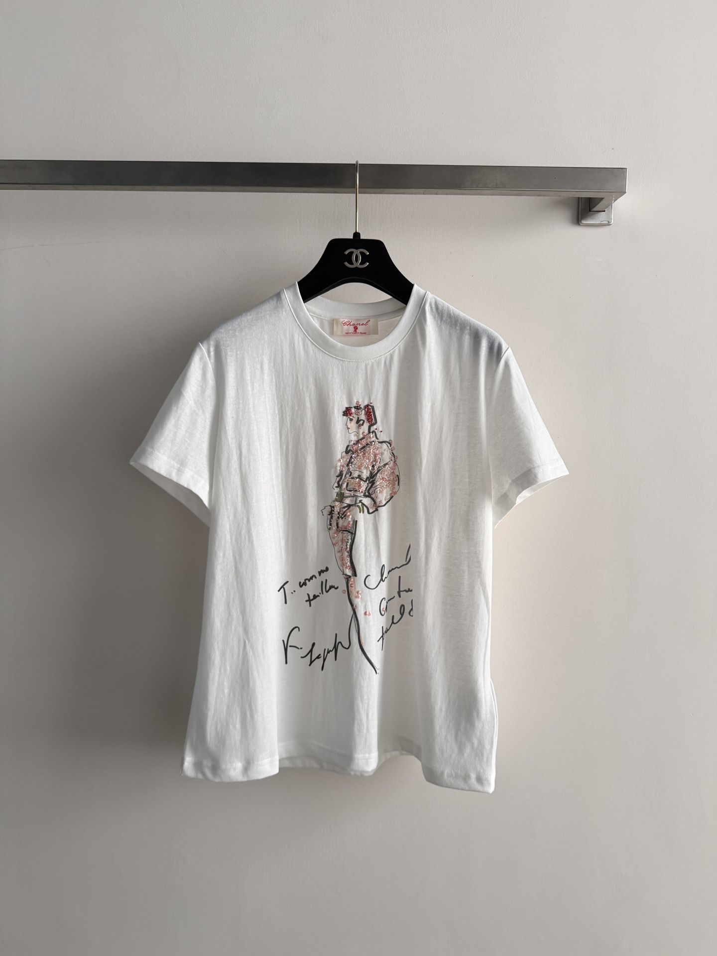 NO:804457,CHANE*26SS new hand-painted printed T-shirt, the front portrait hand-painted print has super artistic beading elements, full of romantic atmosphere!  The fabric is breathable and comfortable, suitable for daily wear or casual wear. It looks great with jeans and skirts. The details are perfect, fashionable and practical, and it is easy to wear with a high-end feel~SML,,chanel,skirts,jeans,tees,t-shirt,19860909CHANE*26SS新款手绘印花T恤,正面人像手绘印花超有艺术感钉珠元素,浪漫氛围拉满！面料透气舒适,日常穿搭或休闲都OK,随手搭牛仔裤、半裙都很出彩针.细节满分,时尚又实用,轻松穿出高级感~SML,,chanel,skirts,jeans,tees，t-shirt,,Women's clothing