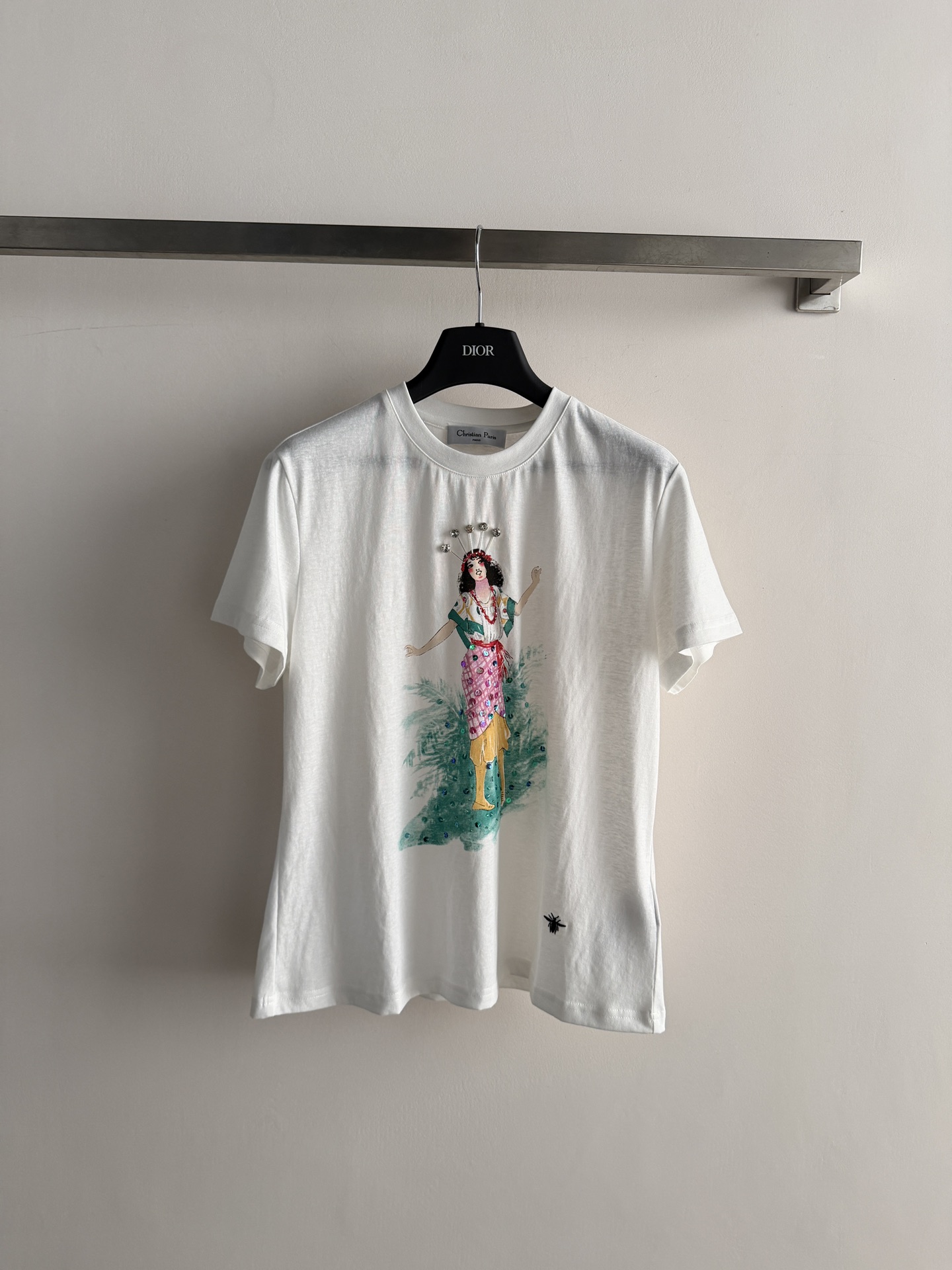 NO:804455,Dio*26SS portrait pattern printed T-shirt is fashionable and elegant with female pattern + beading elements, full of romantic atmosphere!  The fabric is breathable and comfortable, suitable for daily wear or casual wear. It looks great with jeans and skirts. The details are perfect, fashionable and practical, and it is easy to wear with a high-end feel~SML-,, dior, skirts, jeans, tees, t-shirt,19860909Dio*26SS人像图案印花T恤时尚优雅女性图案+钉珠元素,浪漫氛围拉满！面料透气舒适,日常穿搭或休闲都OK,随手搭牛仔裤、半裙都很出彩针.细节满分,时尚又实用,轻松穿出高级感~SML-,,dior,skirts,jeans,tees，t-shirt,,Women's clothing