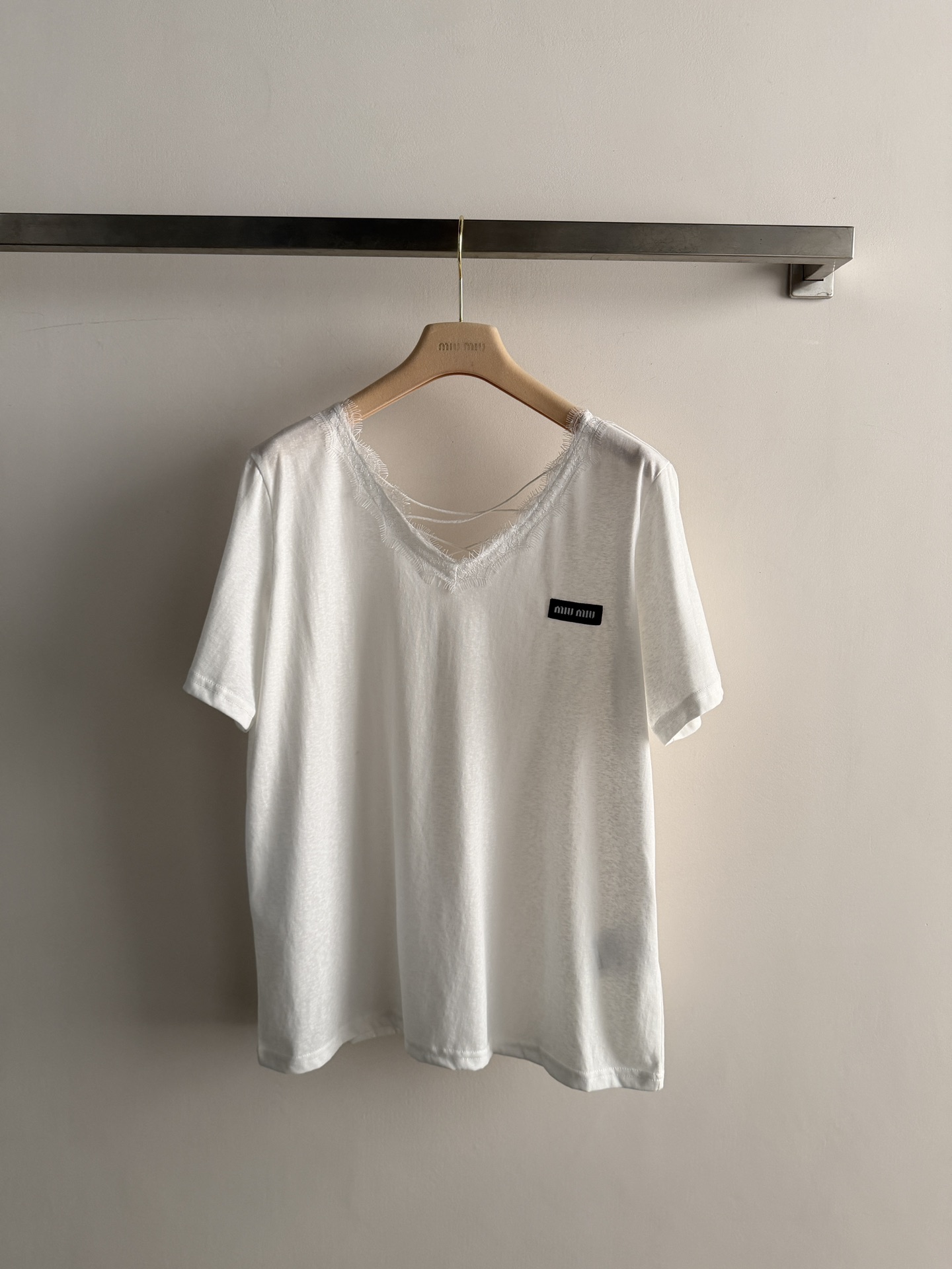 NO:804451,MiuMi*26SS new V-neck short-sleeved T-shirt has a loose and minimalist style, lace embellishment on the back and cross decorative design, exquisite and age-reducing and versatile, brand letter logo embellishment on the chest, versatile and easy to match, two-color SML!  ,,miumiu,T-shirt,tees,t-shirt,19860909MiuMi*26SS新款V领短袖T恤宽松极简的风格,后背蕾丝花边点缀交叉装饰设计,精致减龄百搭,胸前品牌字母logo点缀,百搭不挑人随意搭配,两色SML！,,miumiu,T-shirt,tees，t-shirt,,Women's clothing