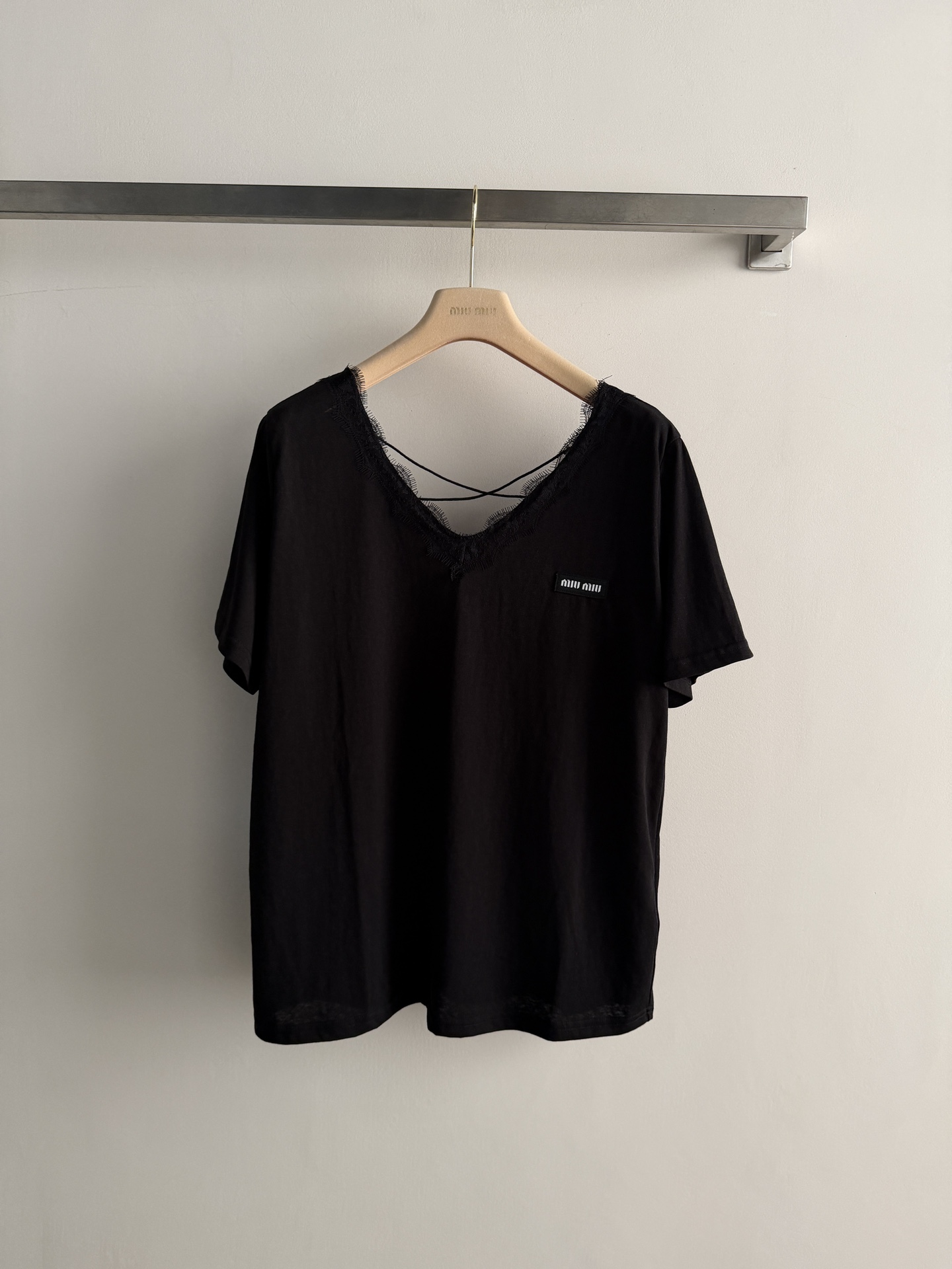NO:804447,MiuMi*26SS new V-neck short-sleeved T-shirt has a loose and minimalist style, lace embellishment on the back and cross decorative design, exquisite and age-reducing and versatile, brand letter logo embellishment on the chest, versatile and easy to match, two-color SML!  ,,miumiu,T-shirt,tees,t-shirt,19860909MiuMi*26SS新款V领短袖T恤宽松极简的风格,后背蕾丝花边点缀交叉装饰设计,精致减龄百搭,胸前品牌字母logo点缀,百搭不挑人随意搭配,两色SML！,,miumiu,T-shirt,tees，t-shirt,,Women's clothing