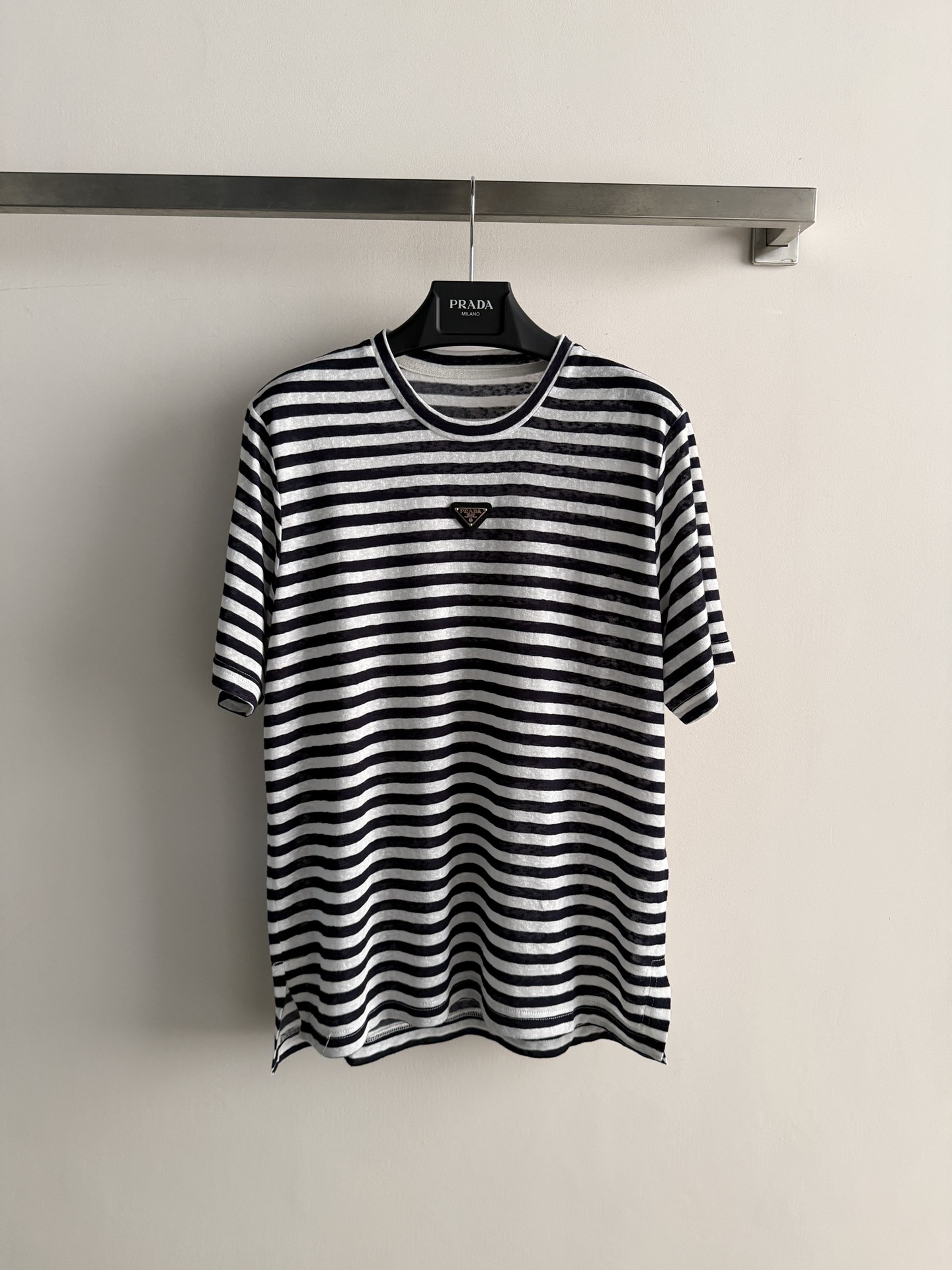 NO:804441,Prad*26SS striped short-sleeved T-shirt, classic round neck striped design, embellished with triangle logo decoration, versatile, fashionable and age-reducing!  The fabric is soft and breathable, and the college-style girl wears it. The loose fit is not fussy!  Two colors available!  SML,,prada,T-shirt,tees,t-shirt,19860909Prad*26SS条纹短袖T恤,经典圆领条纹设计,点缀三角标装饰,百搭时尚又减龄！面料柔软透气,学院风少女穿搭 宽松版型不挑人！两色可选！SML,,prada,T-shirt,tees，t-shirt,,Women's clothing