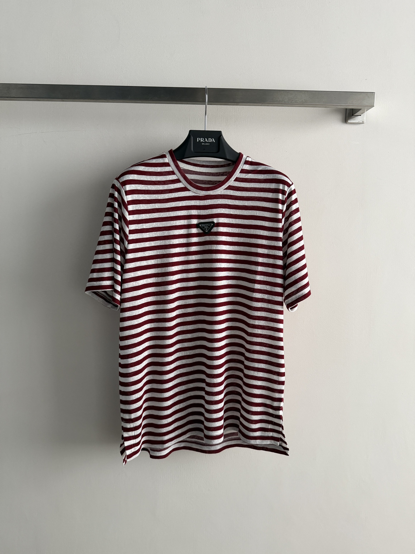 NO:804435,Prad*26SS striped short-sleeved T-shirt, classic round neck striped design, embellished with triangle logo decoration, versatile, fashionable and age-reducing!  The fabric is soft and breathable, and the college-style girl wears it. The loose fit is not fussy!  Two colors available!  SML,,prada,T-shirt,tees,t-shirt,19860909Prad*26SS条纹短袖T恤,经典圆领条纹设计,点缀三角标装饰,百搭时尚又减龄！面料柔软透气,学院风少女穿搭 宽松版型不挑人！两色可选！SML,,prada,T-shirt,tees，t-shirt,,Women's clothing