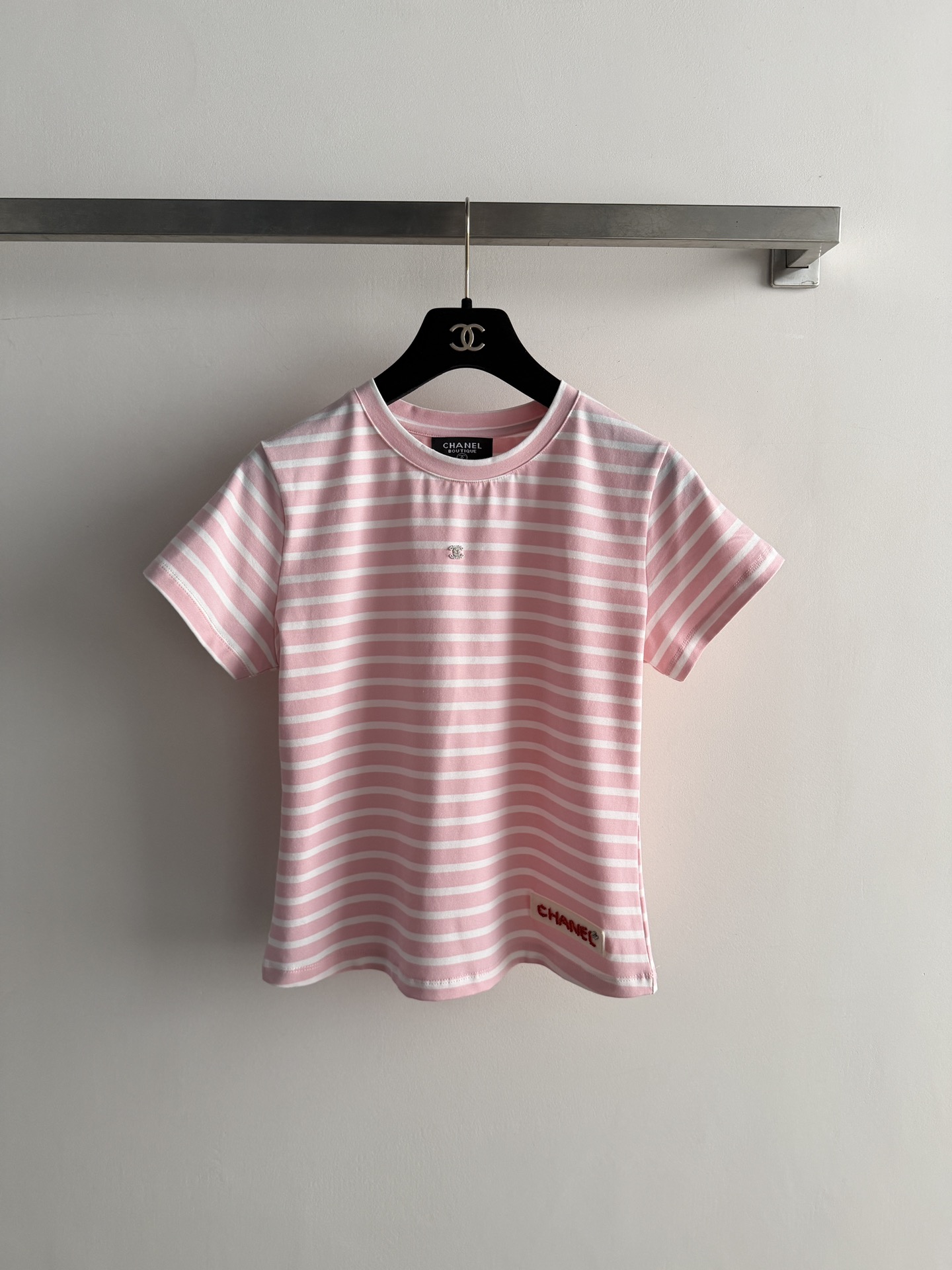 NO:804432,Chane*26SS new Xiaoxiang striped T-shirt, contrasting color round neck design, simple and elegant, lazy style, unique and versatile!  SML,,chanel,19860909Chane*26SS新款小香条纹T桖 撞色圆领设计简洁大方,慵懒风 独特百搭！SML,,chanel,,Women's clothing