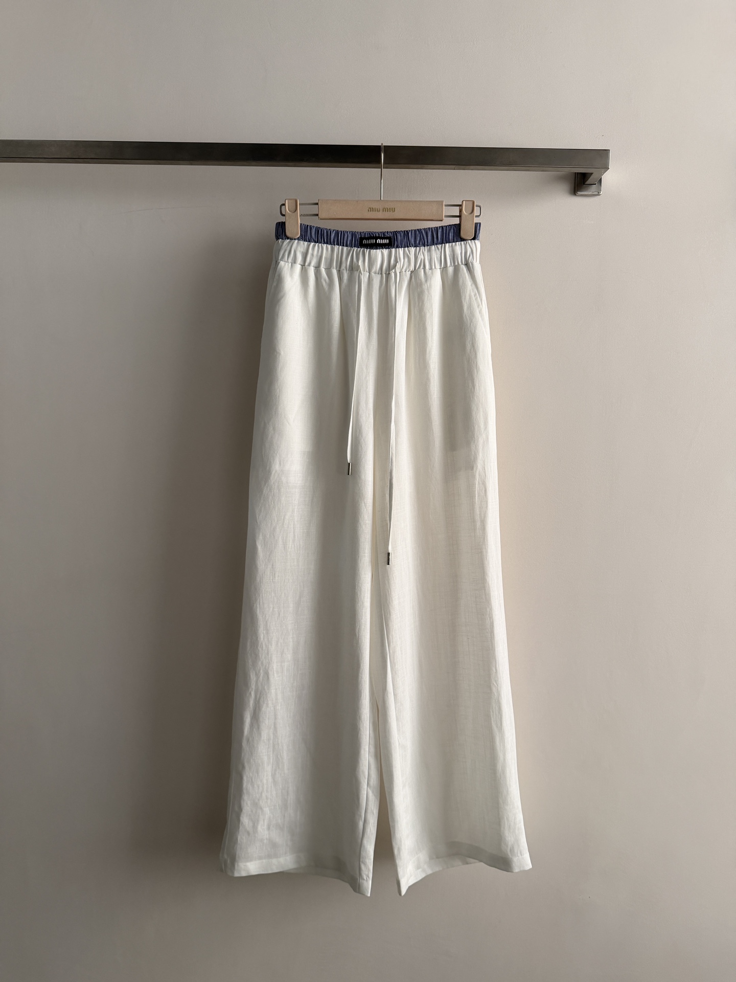 NO:804426,Miu Mi*26SS new two-piece trousers with fake waist, soft and comfortable, suitable for daily wear. Loose straight pants + drawstring elastic waist, easy to adjust, suitable for a variety of body types. Plaid waistband and brand letter logo design, perfect brand recognition. Easily create casual or sports style. The overall design is simple and elegant, both practical and fashionable, suitable for daily outings or at home. Two-color SML,,miumiu,19860909Miu Mi*26SS新款腰头假两件长裤,柔软舒适,适合日常穿着.宽松直筒裤型+抽绳松紧腰,轻松调节,适合多种身材.裤腰格纹和品牌字母徽标设计,品牌辨识度满分.轻松打造休闲或运动风.整体设计简约大方,兼具实用与时尚,日常出街或居家都很合适.两色SML,,miumiu,,Women's clothing