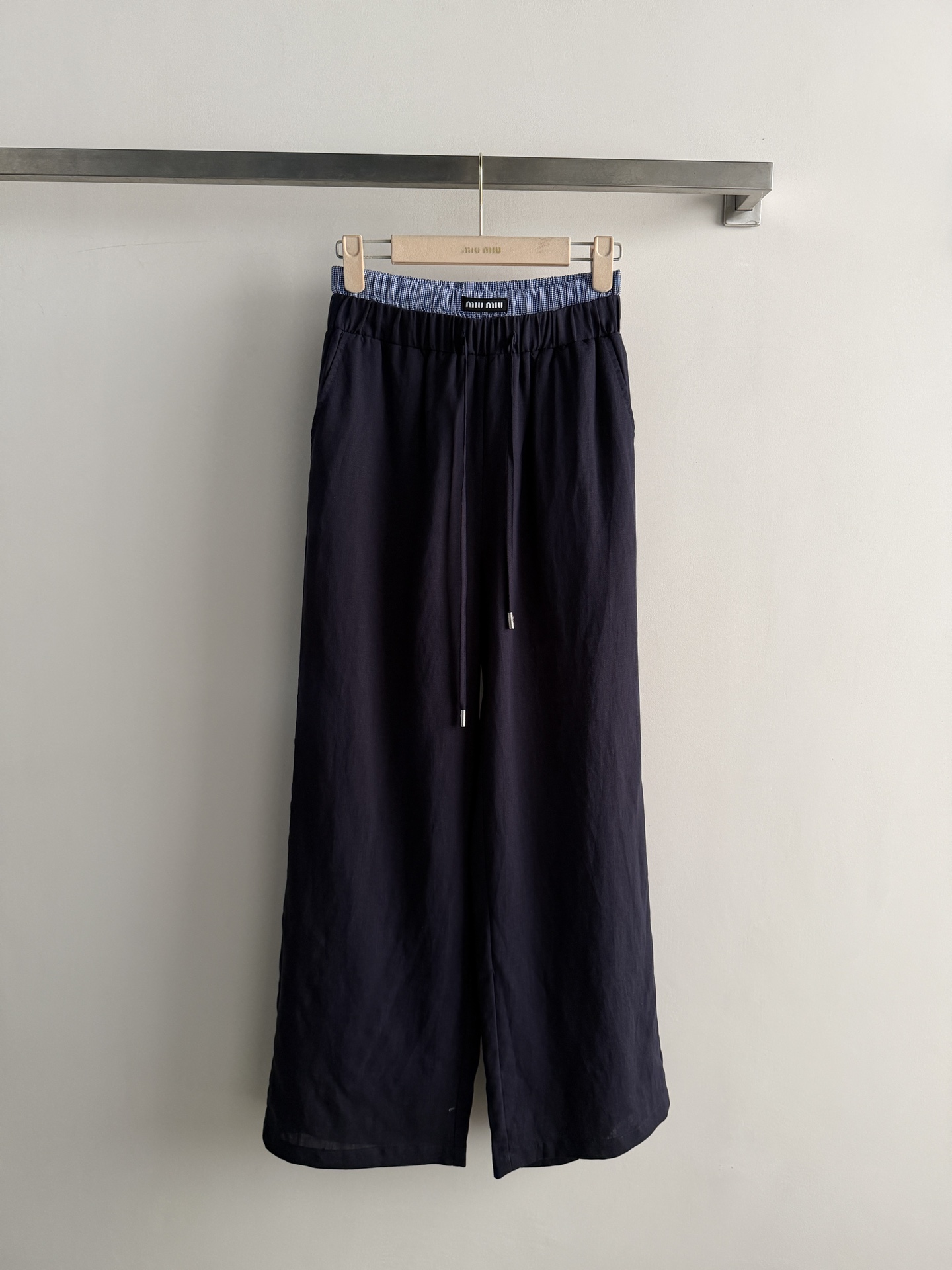 NO:804449,Miu Mi*26SS new two-piece trousers with fake waist, soft and comfortable, suitable for daily wear. Loose straight pants + drawstring elastic waist, easy to adjust, suitable for a variety of body types. Plaid waistband and brand letter logo design, perfect brand recognition. Easily create casual or sports style. The overall design is simple and elegant, both practical and fashionable, suitable for daily outings or at home. Two-color SML,,miumiu,19860909Miu Mi*26SS新款腰头假两件长裤,柔软舒适,适合日常穿着.宽松直筒裤型+抽绳松紧腰,轻松调节,适合多种身材.裤腰格纹和品牌字母徽标设计,品牌辨识度满分.轻松打造休闲或运动风.整体设计简约大方,兼具实用与时尚,日常出街或居家都很合适.两色SML,,miumiu,,Women's clothing