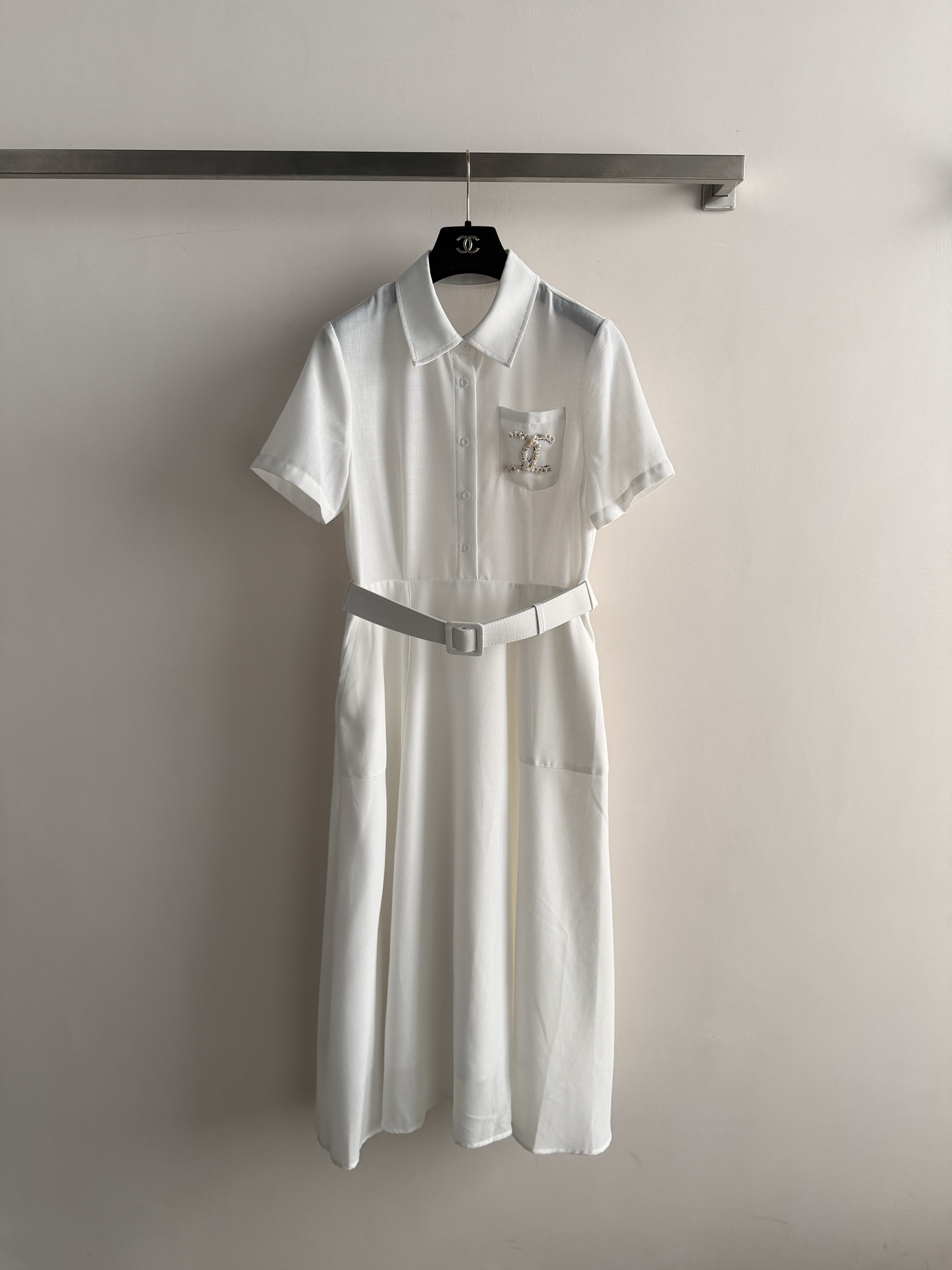 NO:804443,CHANE*26 new spring and summer white short-sleeved dress, made of pure cotton material, full of literary and fresh feeling, shirt-style lapels + short sleeves, small chest pockets decorated with exquisite double C details, waist with belt to modify the figure, loose and flexible skirt, super comfortable to wear in spring and summer, suitable for daily commuting and casual outings, paired with simple bags or sandals, easily get a gentle temperament look.SML,,chanel,sandals,skirts,shirts,T-shirt,19860909CHANE*26春夏新款白色短袖连衣裙,采用全棉材质,文艺清新感满满,衬衫式翻领+短袖,胸前小口袋点缀精致双C细节满满,腰部搭配腰带,修饰身形,裙摆宽松灵动,春夏穿超舒适,日常通勤、休闲出街都很适合,搭配简约包包或凉鞋,轻松get温柔气质look.SML,,chanel,sandals,skirts,shirts,T-shirt,,Women's clothing