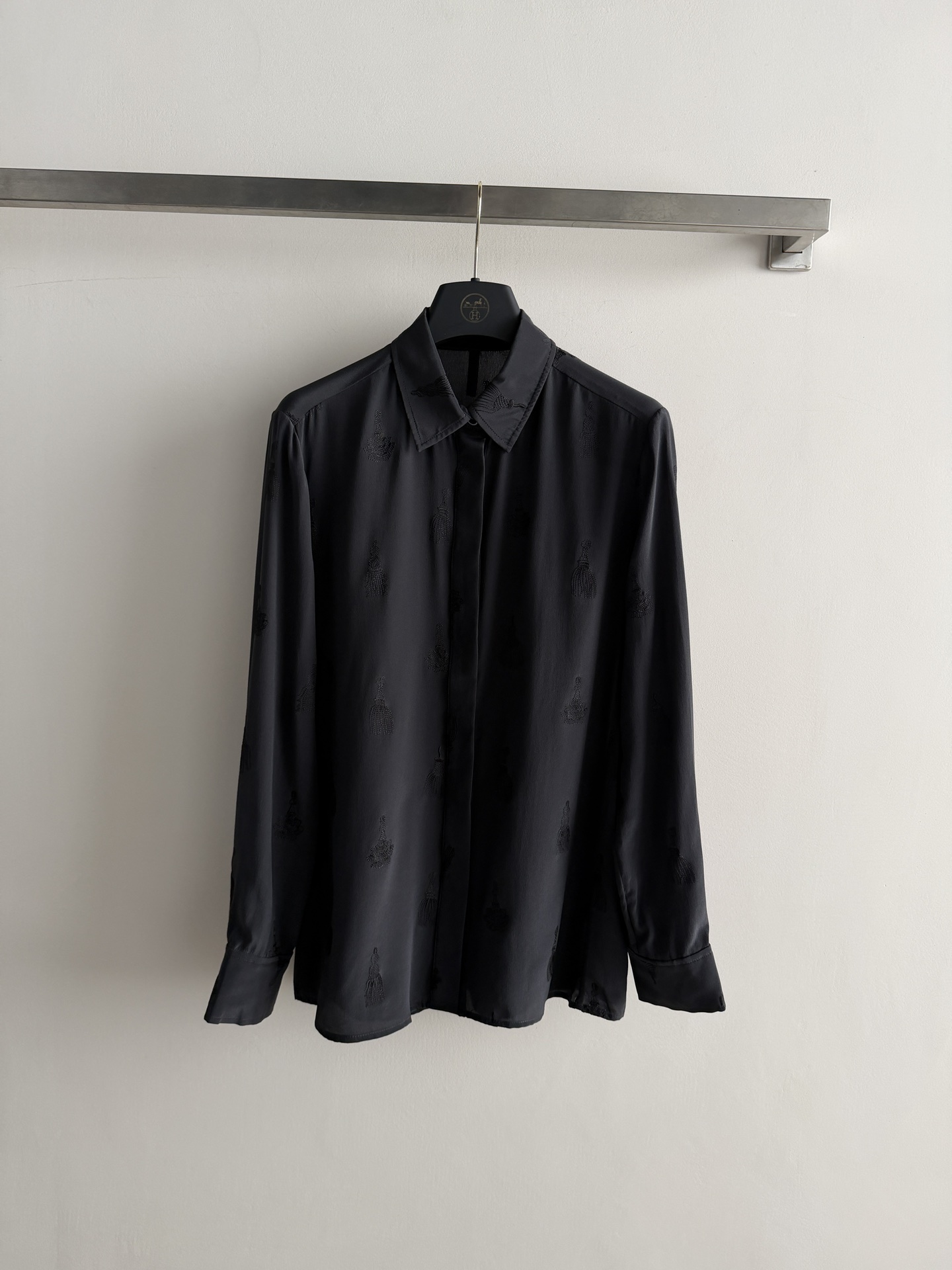 NO:804440,Hermè*'s new silk fabric shirt, the black jacquard is made of light drape fabric, the low-key embroidery design is super textured, and the oriental aesthetic atmosphere is full of atmosphere. The loose straight cut is slim and tolerant, and can be easily used in daily commuting and formal occasions. Pair it with a simple top or Chinese elements, and you can easily get a high-end look!  SML,,hermes,shirts,real silk,19860909Hermè*新款真丝面料衬衫,黑色提花采用轻薄垂感面料,低调刺绣设计超有质感,东方美学氛围感拉满.宽松直筒剪裁,显瘦又包容身材,日常通勤、正式场合都能轻松驾驭.搭配简约上衣或中式元素,轻松get高级感穿搭！ＳＭＬ,,hermes,shirts,real silk,,Women's clothing