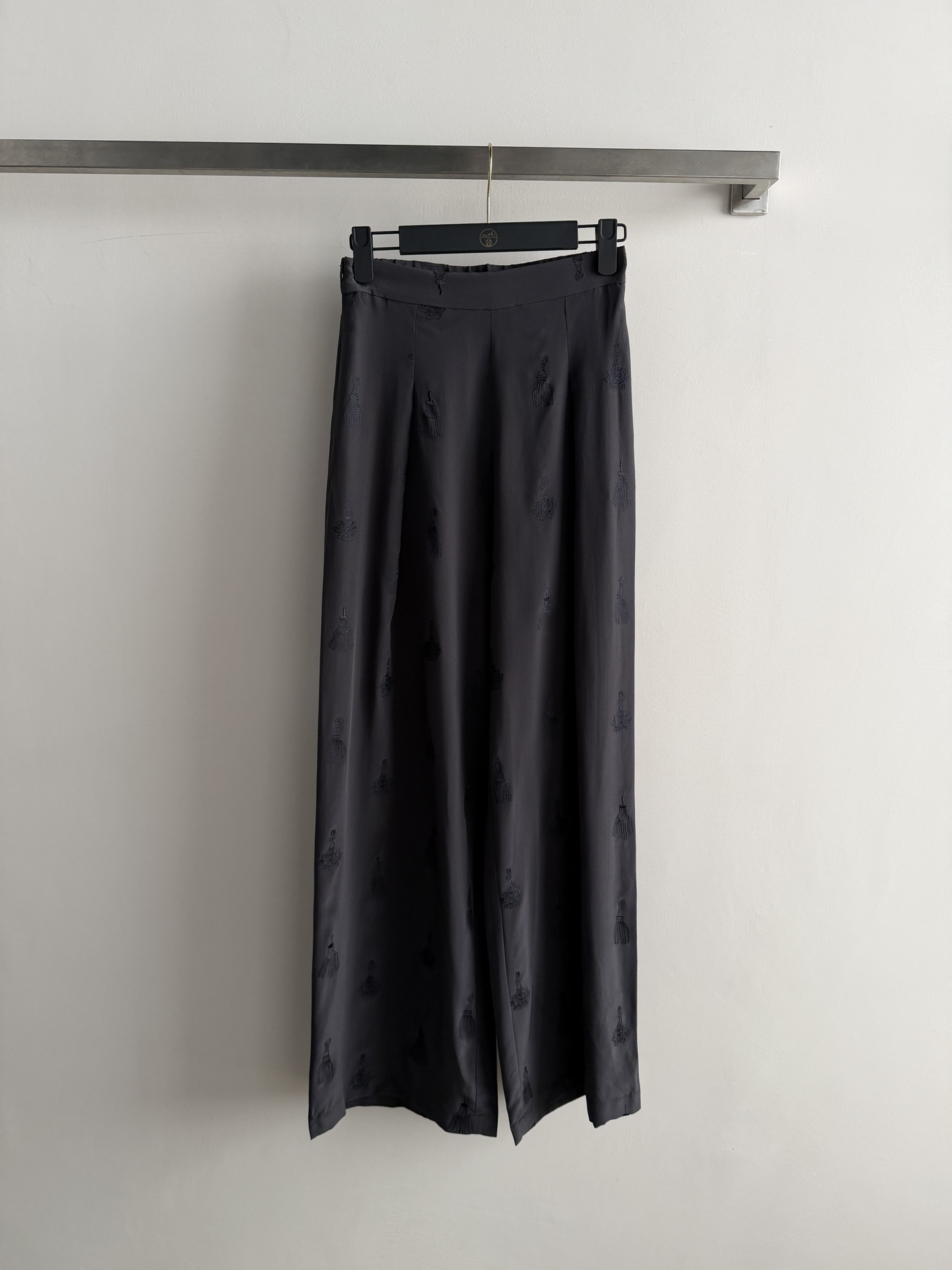 NO:804437,Hermè*'s new silk fabric trousers, black jacquard wide-leg trousers are made of light drape fabric, low-key embroidery design is super textured, and full of oriental aesthetic atmosphere. High waist + loose straight cut, slim and tolerant, suitable for daily commuting and formal occasions. Pair it with simple tops or Chinese elements, and you can easily get a high-end look!  SML,,hermes,real silk,19860909Hermè*新款真丝面料长裤,黑色提花阔腿裤采用轻薄垂感面料,低调刺绣设计超有质感,东方美学氛围感拉满.高腰+宽松直筒剪裁,显瘦又包容身材,日常通勤、正式场合都能轻松驾驭.搭配简约上衣或中式元素,轻松get高级感穿搭！ＳＭＬ,,hermes,real silk,,Women's clothing
