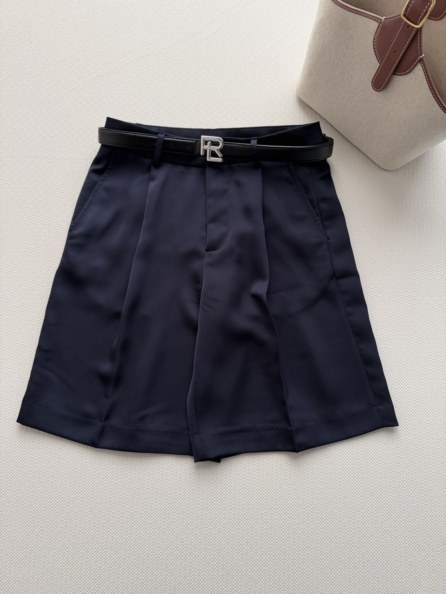 NO:804434,Ralph Laure*26SS new high-waisted A-line trousers, classic pleated design, comfortable and stylish fabric, perfect drape, black belt + metal 'R' letter buckle, full of details, modified waistline, super slimming!  The pants are of moderate length and are friendly to small people. They go well with sweaters, shirts or T-shirts. They can be easily used for commuting, dating and daily life. They are versatile, low-key and elegant, with both temperament and practicality. They are a must-have fashion item in the wardrobe!  SML.,,loro piana,shirts,tees,t-shirt,19860909Ralph Laure*26SS新款高腰A字五分裤,经典压褶设计,面料舒适有型,垂坠感满分,黑色腰带+金属“R”字母扣,细节感十足,修饰腰线超显瘦！裤长适中,小个子友好,搭配针织衫、衬衫或T恤都很OK,通勤、约会、日常都能轻松驾驭～百搭低调优雅,气质与实用性兼具,是衣橱必备时尚单品！ＳＭＬ.,,loro piana,shirts,tees，t-shirt,,Women's clothing