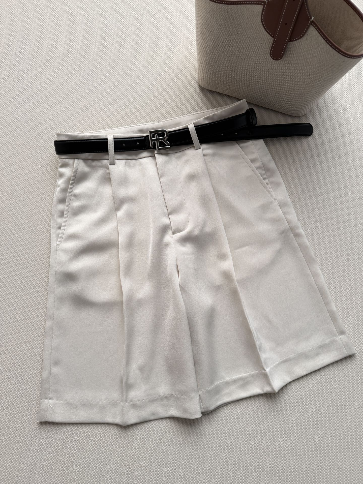 NO:855866,Ralph Laure*26SS new high-waisted A-line trousers, classic pleated design, comfortable and drapey acetate fabric, black belt + metal 'R' letter buckle, full of details, modified waistline for a super slimming look!  The pants are of moderate length and are friendly to small people. They go well with sweaters, shirts or T-shirts. They can be easily used for commuting, dating and daily life. They are versatile, low-key and elegant, with both temperament and practicality. They are a must-have fashion item in the wardrobe!  SML.,women's clothing,loro piana,shirts,tees,t-shirt,19860909Ralph Laure*26SS新款高腰A字五分裤,经典压褶设计,醋酸面料舒适有 垂坠感满分,黑色腰带+金属“R”字母扣,细节感十足,修饰腰线超显瘦！裤长适中,小个子友好,搭配针织衫、衬衫或T恤都很OK,通勤、约会、日常都能轻松驾驭～百搭低调优雅,气质与实用性兼具,是衣橱必备时尚单品！ＳＭＬ.,女装,loro piana,shirts,tees，t-shirt,,Women's clothing