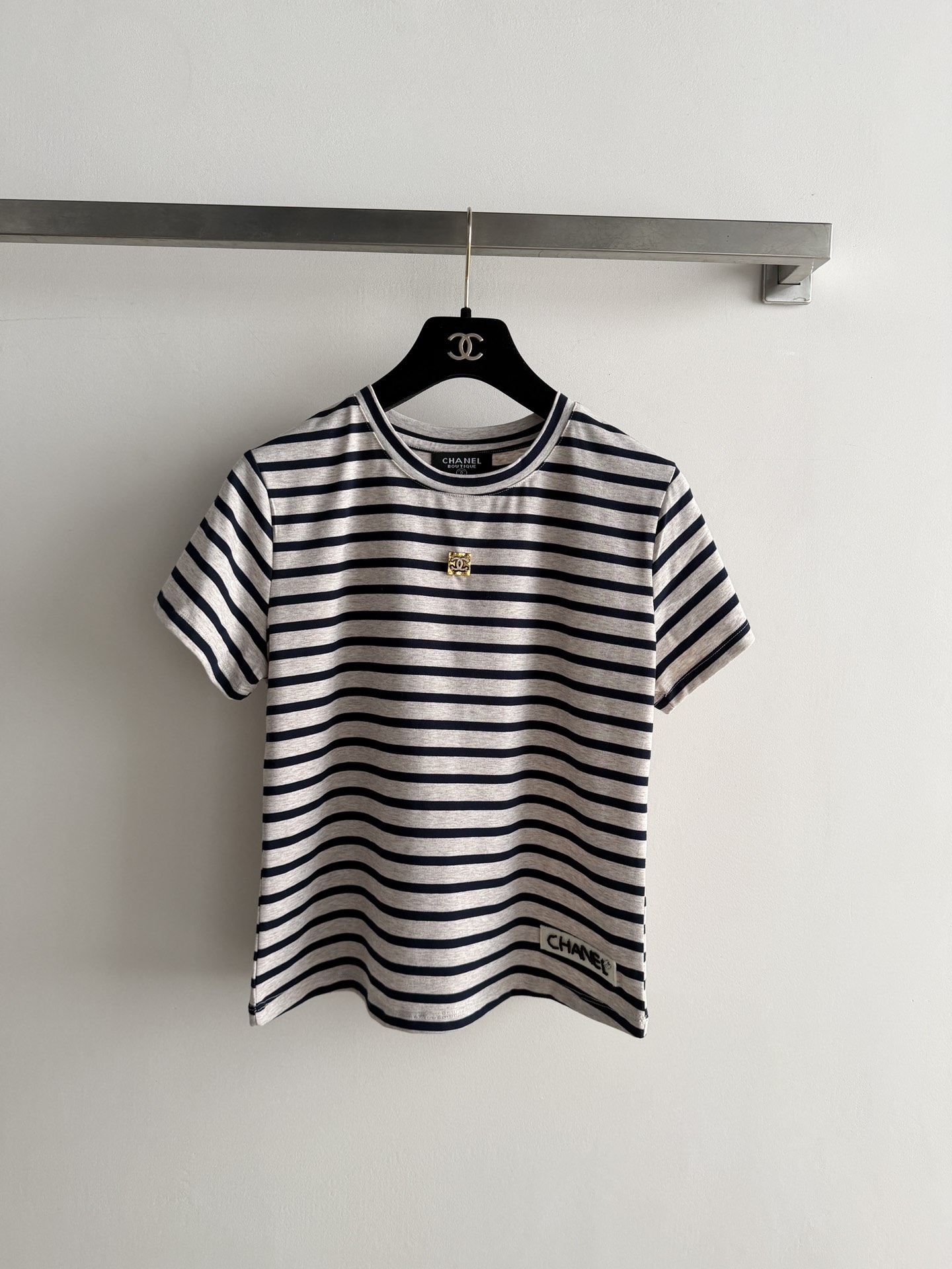 NO:805281,Chane*26SS new Xiaoxiang striped T-shirt, contrasting color round neck design, simple and elegant, lazy style, unique and versatile!  SML,,chanel,19860909Chane*26SS新款小香条纹T桖 撞色圆领设计简洁大方,慵懒风 独特百搭！SML,,chanel,,Women's clothing