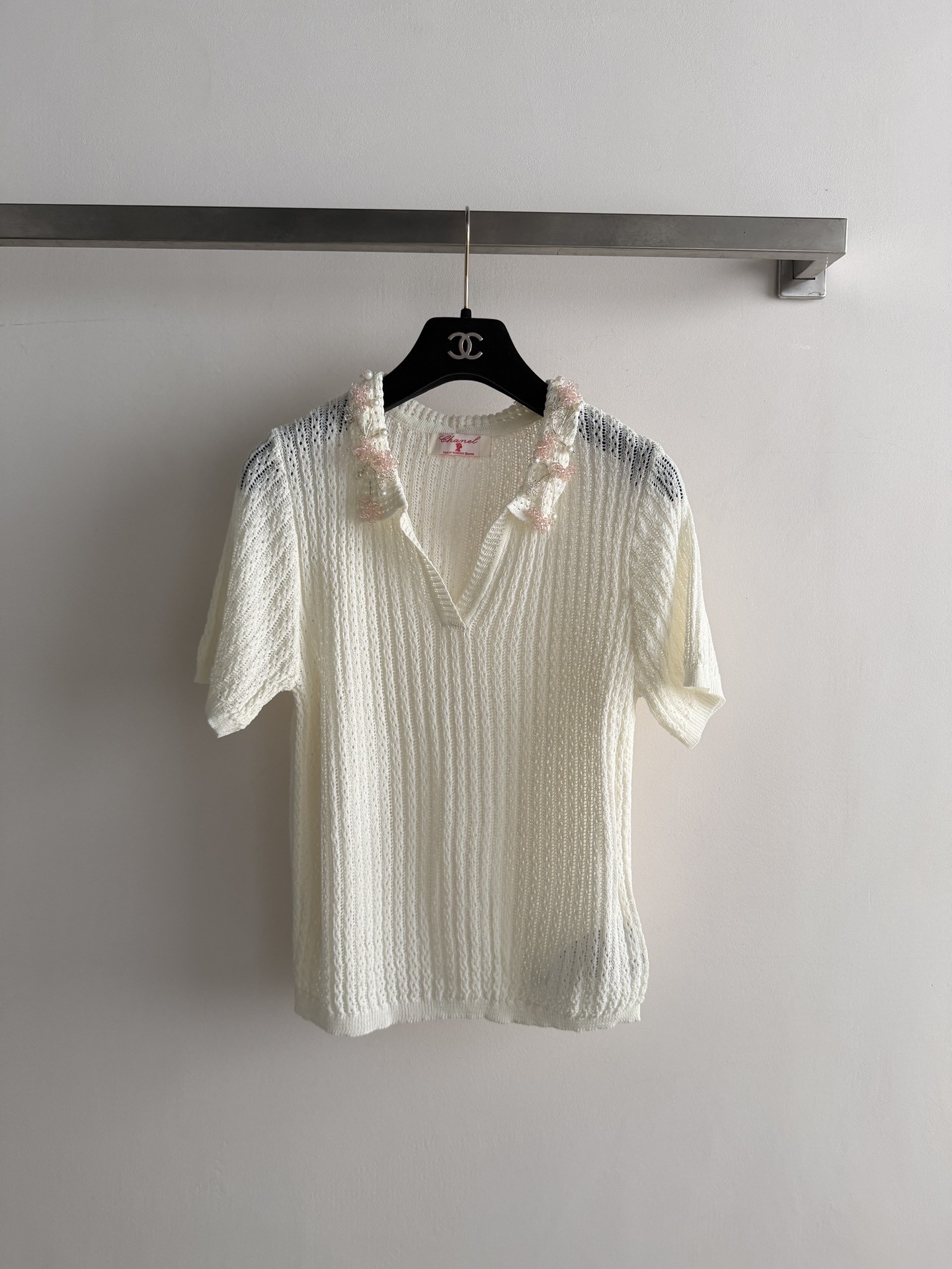 NO:805279,CHANE*26 new short-sleeved sweater, soft and breathable, super comfortable to wear in summer!  The hollow design and the collar are embellished with exquisite beading craftsmanship, making it elegant and casual. It is suitable for commuting, dating, and leisure. It has a straight shoulder design and a cream color. It is very gentle and easy to match. It can be paired with jeans or skirts. It is a must-have item in the summer wardrobe!  SML,,chanel,skirts,jeans,T-shirt,19860909CHANE*26新款短袖针织衫,柔软透气,夏天穿超舒服！镂空设计,领子上点缀精致钉珠工艺,致优雅又随性.适合通勤、约会,休闲都能轻松驾驭.正肩设计,奶油色系,非常温柔好搭配,可以配牛仔裤或半身裙都很出彩,是夏季衣橱必备单品！SML,,chanel,skirts,jeans,T-shirt,,Women's clothing