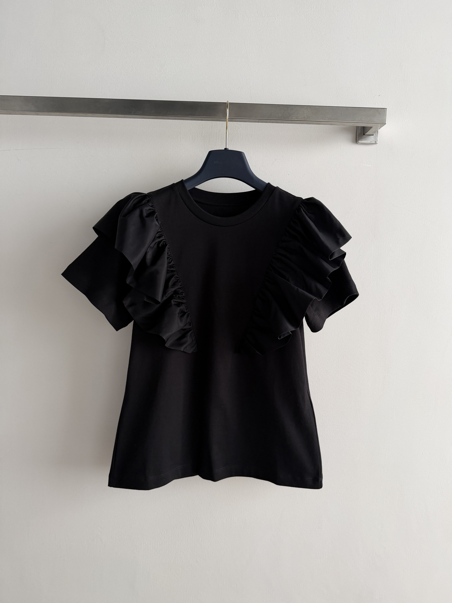 NO:805273,Louis Vuitto* ruffled T-shirt, made of high-quality cotton, is simple and has a sense of design. The ruffled details make the overall look more feminine. The short-sleeved cut is perfect for summer. It is comfortable and breathable to wear, and can be easily used for daily commuting and leisure. Pair it with high-waisted pants or skirts to enhance your elegant temperament!  The texture is perfect, and the attention to detail is a must!  SML,,louis vuitton,skirts,T-shirt,tees,t-shirt,19860909Louis Vuitto*荷叶边T恤,采用高品质棉,简约又有设计感.荷叶边细节让整体更柔美,短袖剪裁超适合夏天,穿着舒适又透气,日常通勤、休闲都能轻松驾驭,搭配高腰裤或半裙,优雅气质直接拉满！质感满分,细节控必入！SML,,louis vuitton,skirts,T-shirt,tees，t-shirt,,Women's clothing