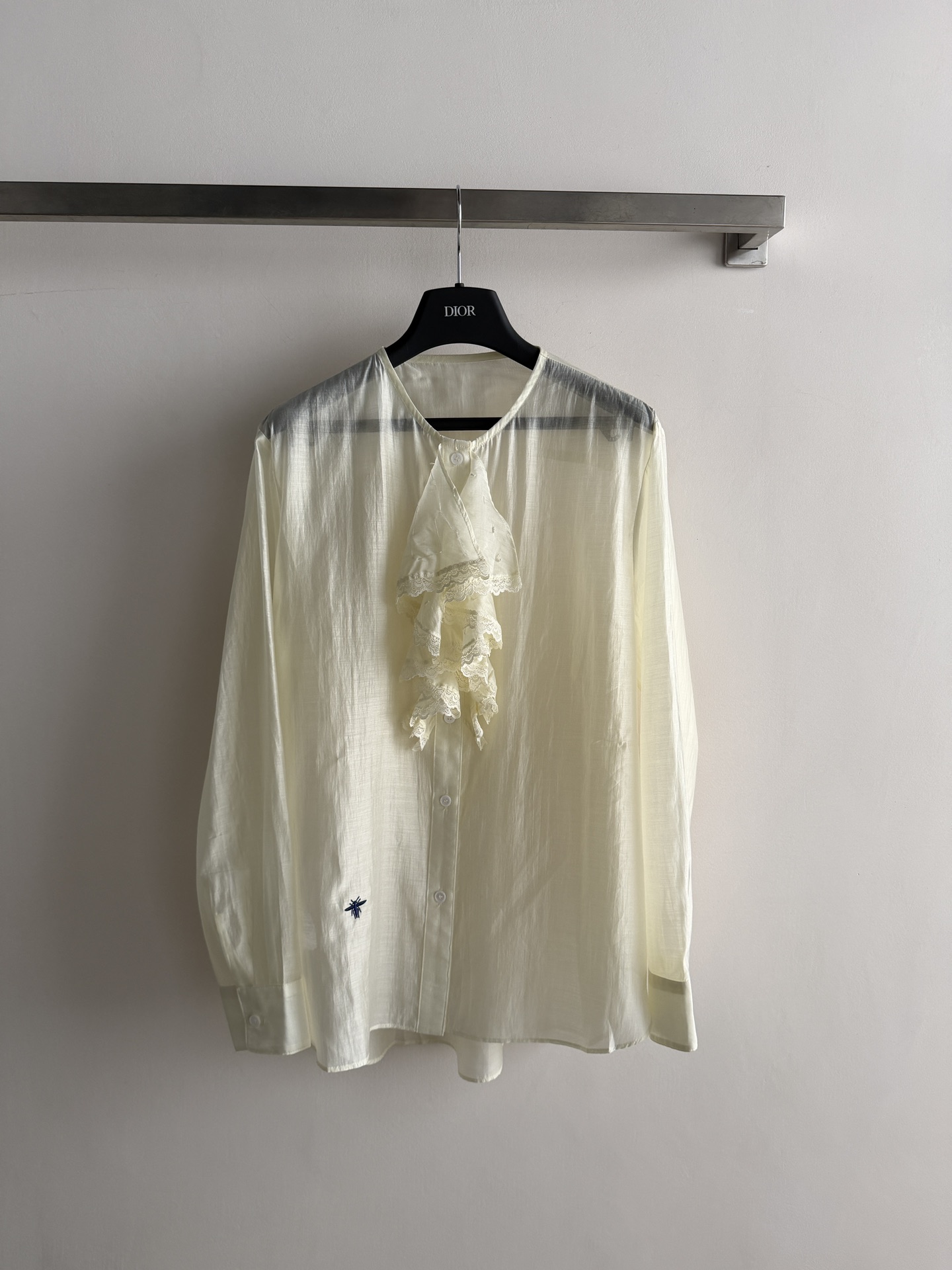 NO:805264,Dio* new ruffled shirt, made of light and breathable fabric, super comfortable to wear in spring and summer!  The ruffle design is elegant and smart, fresh and soft, and can be easily used in commuting or formal occasions. The tailoring is simple, the details are exquisite, and the ruffle is full of layers. It looks great when paired with high-waisted pants or skirts ~ high-end fashion sense, you will look like a goddess when you wear it!  Two-color SML,,dior,skirts,shirts,19860909Dio*新款荷叶边衬衫,轻薄透气面料,春夏穿超舒服！荷叶边设计优雅灵动,清新柔和,通勤或正式场合都能轻松驾驭.剪裁简约,细节精致,荷叶边层次感满满,搭配高腰裤或裙装都很出彩～高端时尚感,穿上就是气质女神！两色SML,,dior,skirts,shirts,,Women's clothing