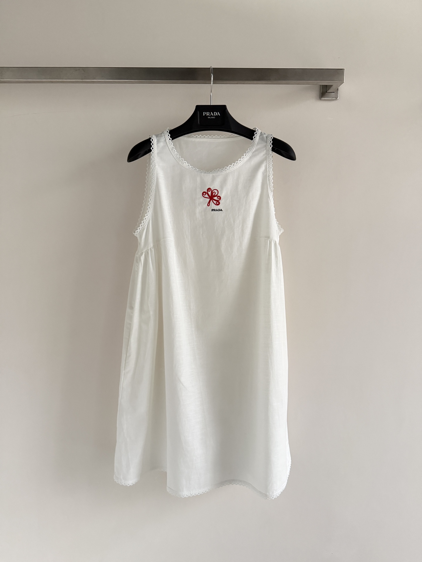 NO:805964,Prad*26SS new series sleeveless babydoll dress, white textured fabric + exquisite red flower embroidery, fresh and smart, with a summer atmosphere!  Sleeveless design + lace trim, playful and elegant, loose cut and comfortable to wear, perfect for daily outings or vacations to easily get a relaxed summer look!  SML,,prada,skirts,19860909Prad*26SS新款系列无袖娃娃裙,白色肌理面料+精致红色花卉刺绣,清新灵动超有夏日氛围感！无袖设计+蕾丝边,俏皮又优雅,宽松剪裁穿着舒适,日常出街或度假都很适合穿起来轻松get松弛感夏日造型！SML,,prada,skirts,,Women's clothing