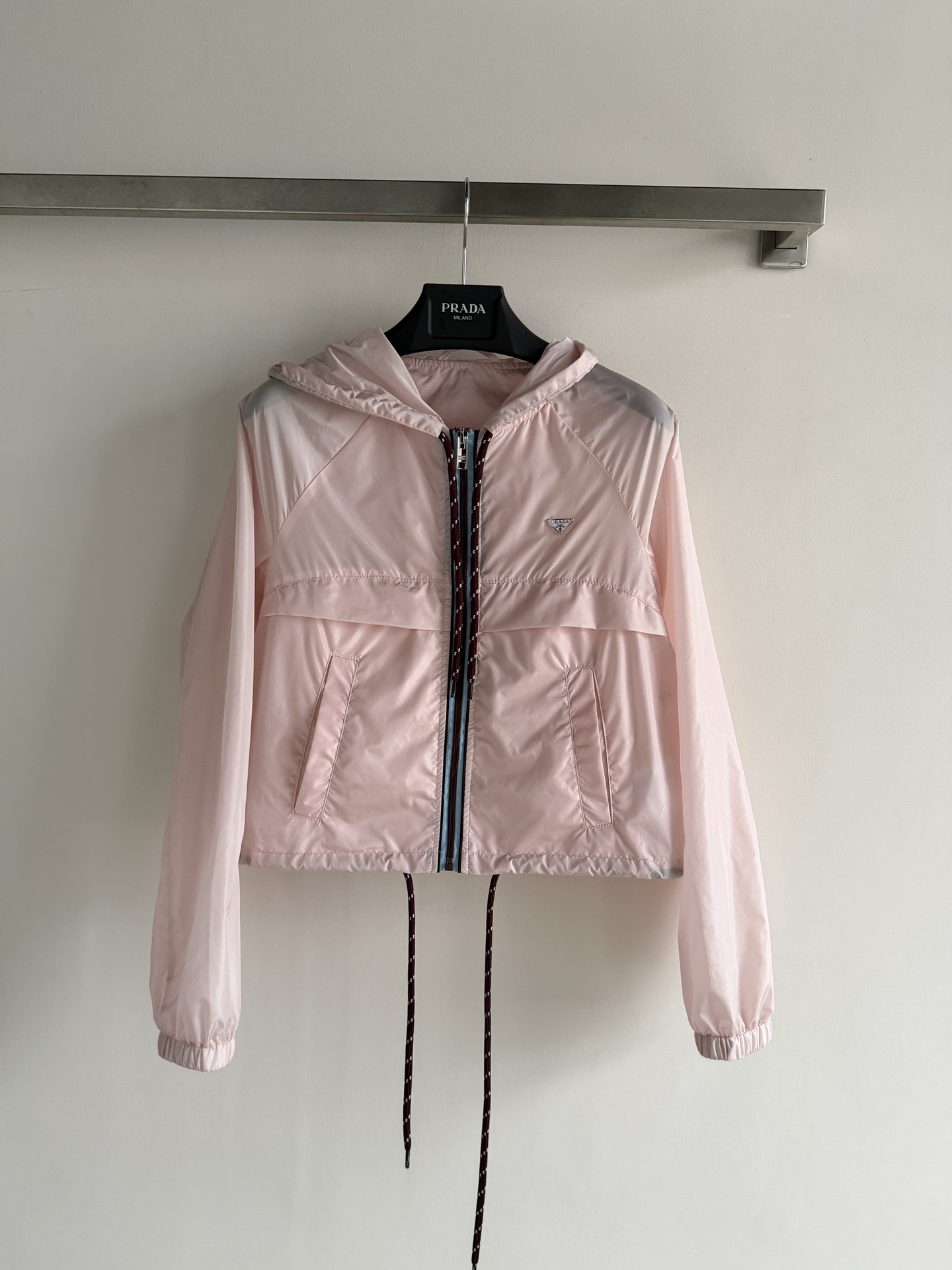 NO:805968,Prad*26SS new hooded sun protection clothing with triangle logo and contrasting color drawstring, perfect for recognition!  Made of light pink regenerated nylon fabric, the color is fresh, windproof and breathable. The short hooded design has a sporty feel and can be worn daily/outing ~ Your summer look is no longer monotonous!  Make your summer both sun-proof and fashionable SML-,,prada,hats,19860909Prad*26SS新款连帽防晒衣 三角徽标撞色抽绳 辨识度拉满！淡粉色再生尼龙面料,颜色清新,防风又透气,短款连帽设计带点运动感,日常/出游都能穿～你的夏日造型不再单调！让你的夏日,既防晒又时尚SML-,,prada,hats,,Women's clothing
