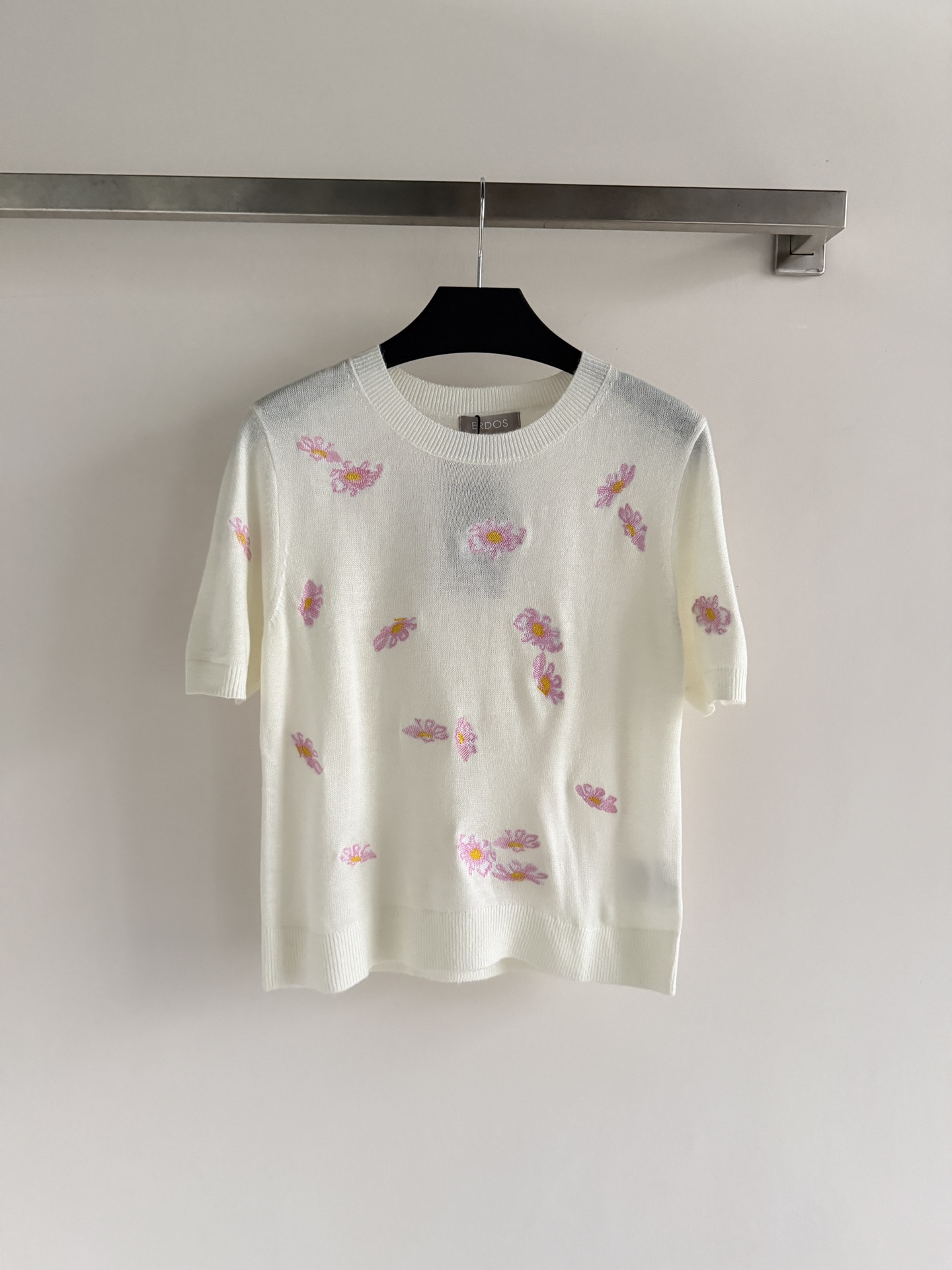 NO:805980,ERDO*2026 new wool embroidered short-sleeved sweater, made of wool, soft and skin-friendly, super comfortable to wear in spring and summer!  Off-white background + pink and purple flower embroidery, exquisite three-dimensional, gentle atmosphere full round neck and short-sleeved design, slightly loose version, strong tolerance, even fat sisters can easily control ~ It can be worn for daily life, commuting, and dating. It looks great with jeans, straight pants or skirts, and can easily switch between multiple styles!  SML,,skirts,jeans,T-shirt,19860909ERDO*2026新品羊毛刺绣短袖针织衫,采用羊毛柔软亲肤,春夏穿超舒服！米白底色+粉紫小花刺绣,精致立体,温柔氛围感满分圆领短袖设计,微宽松版型,包容性强,微胖姐妹也能轻松驾驭～日常、通勤、约会都能穿,搭配牛仔裤、直筒裤或半身裙都很出彩,轻松切换多种风格！SML,,skirts,jeans,T-shirt,,Women's clothing