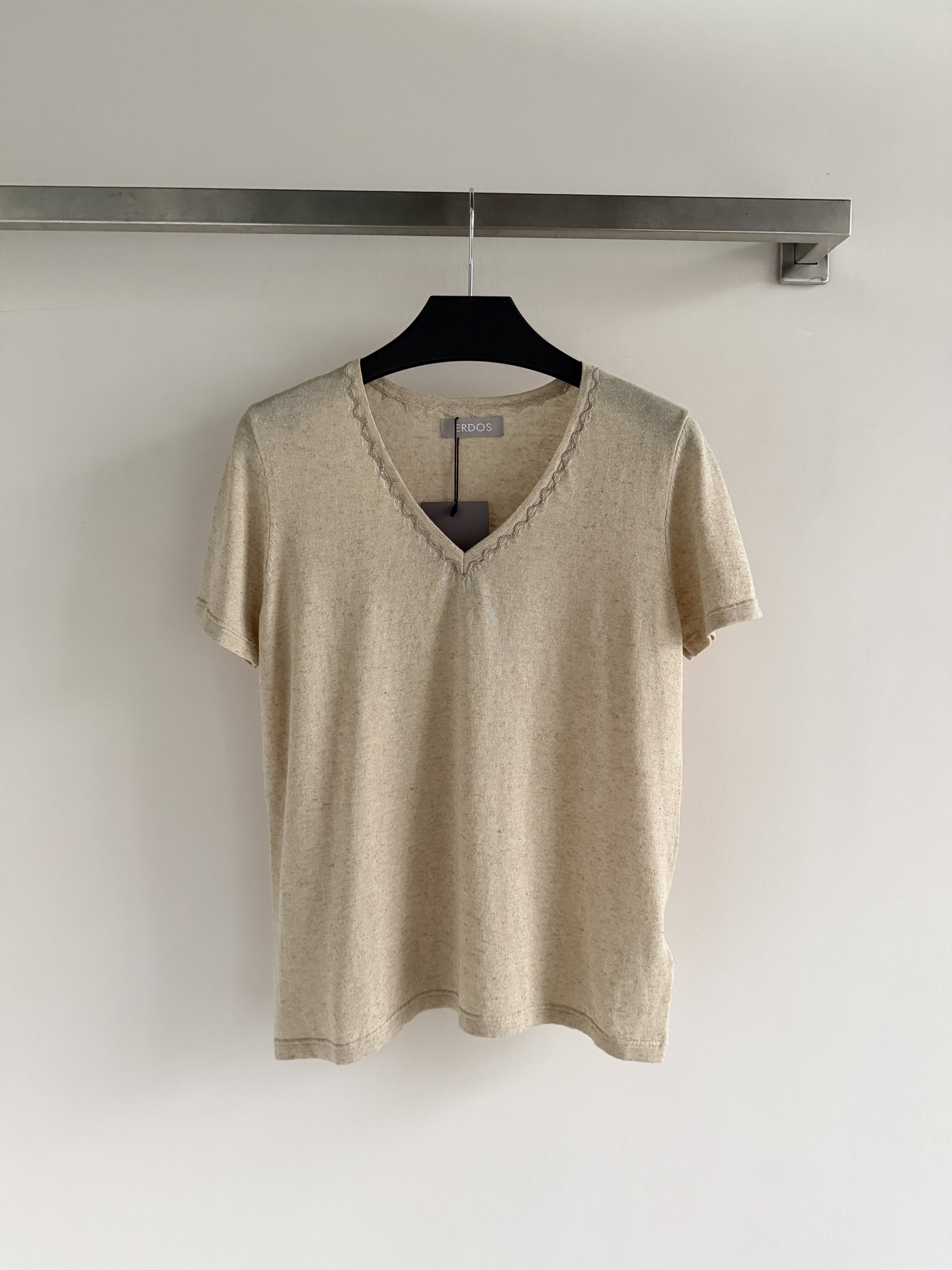NO:805983,ERDO*'s new spring and summer V-neck short-sleeved sweater is designed in light apricot color. It is simple and elegant, suitable for commuting or daily wear. The fabric is soft and skin-friendly, has good breathability, and is super comfortable to wear in spring and summer. The V-neck modifies the neck line, the short-sleeved design is refreshing and neat, and the regular version is tolerant. It goes well with high-waisted pants or skirts! ERDO* is famous for its high-quality fabrics and exquisite craftsmanship, with a low-key and high-end feel. It is a must-have and versatile item in the wardrobe, SML, skirts, T-shirts, etc.19860909ERDO*春夏新款V领短袖针织衫,采用浅杏色设计,简约优雅,适合通勤或日常穿搭.面料柔软亲肤,透气性好,春夏季节穿着超舒适.V领修饰颈部线条,短袖设计清爽利落,常规版型包容性强,搭配高腰裤或半身裙都很OK！ERDO*以高品质面料和精致工艺著称,低调高级感满满,是衣橱必备百搭单品SML,,skirts,T-shirt,,Women's clothing