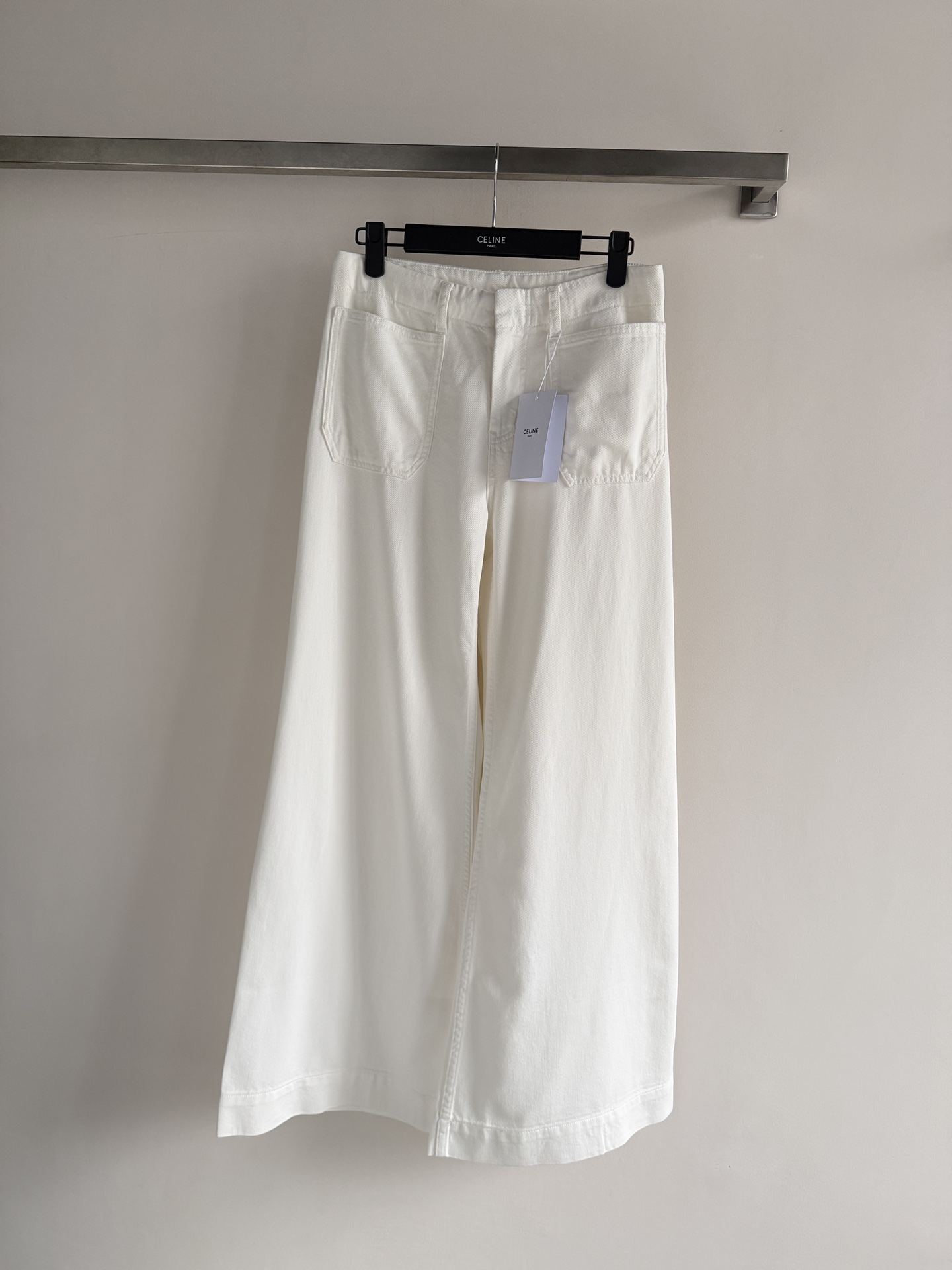 NO:805989,Celin*26 new white wide-leg pants, high waist design + loose tailoring, comfortable and fashionable!  The blue 'C' embroidery on the left leg on the back is very recognizable, and the details are perfect. Made of cotton or blended fabric, breathable and crisp, perfect for spring and summer. Simple and stylish, it can be easily used for daily commuting and leisure, and you can easily get a high-end look!  ＳＭＬ!,,celine,19860909Celin*26新款白色阔腿裤,高腰设计+宽松剪裁,舒适又时髦！背后左腿蓝色“C”刺绣超有辨识度,细节满分.棉质或混纺面料,透气又挺括,春夏穿超合适.简约又有型,日常通勤、休闲都能轻松驾驭,轻松get高级感穿搭！ＳＭＬxL!,,celine,,Women's clothing