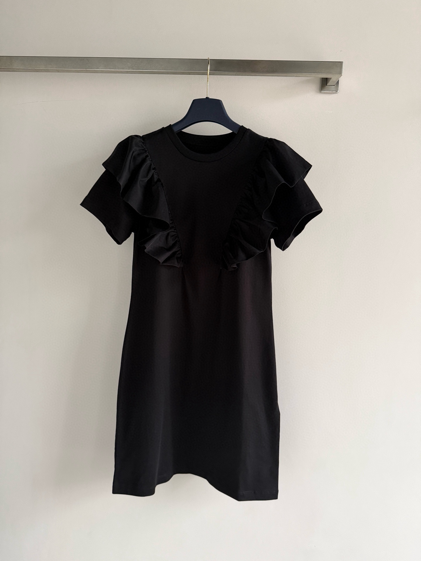 NO:805972,Louis Vuitto* ruffled short-sleeved skirt is made of high-quality cotton, simple and stylish. The ruffled details make the overall look more feminine. The short-sleeved cut is perfect for summer. It is comfortable and breathable to wear. It can be easily used for daily commuting and leisure, and it directly adds elegance!  The texture is perfect, and the attention to detail is a must!  SML,,louis vuitton,skirts,T-shirt,19860909Louis Vuitto*荷叶边短袖裙,采用高品质棉,简约又有设计感.荷叶边细节让整体更柔美,短袖剪裁超适合夏天,穿着舒适又透气,日常通勤、休闲都能轻松驾驭,优雅气质直接拉满！质感满分,细节控必入！SML,,louis vuitton,skirts,T-shirt,,Women's clothing