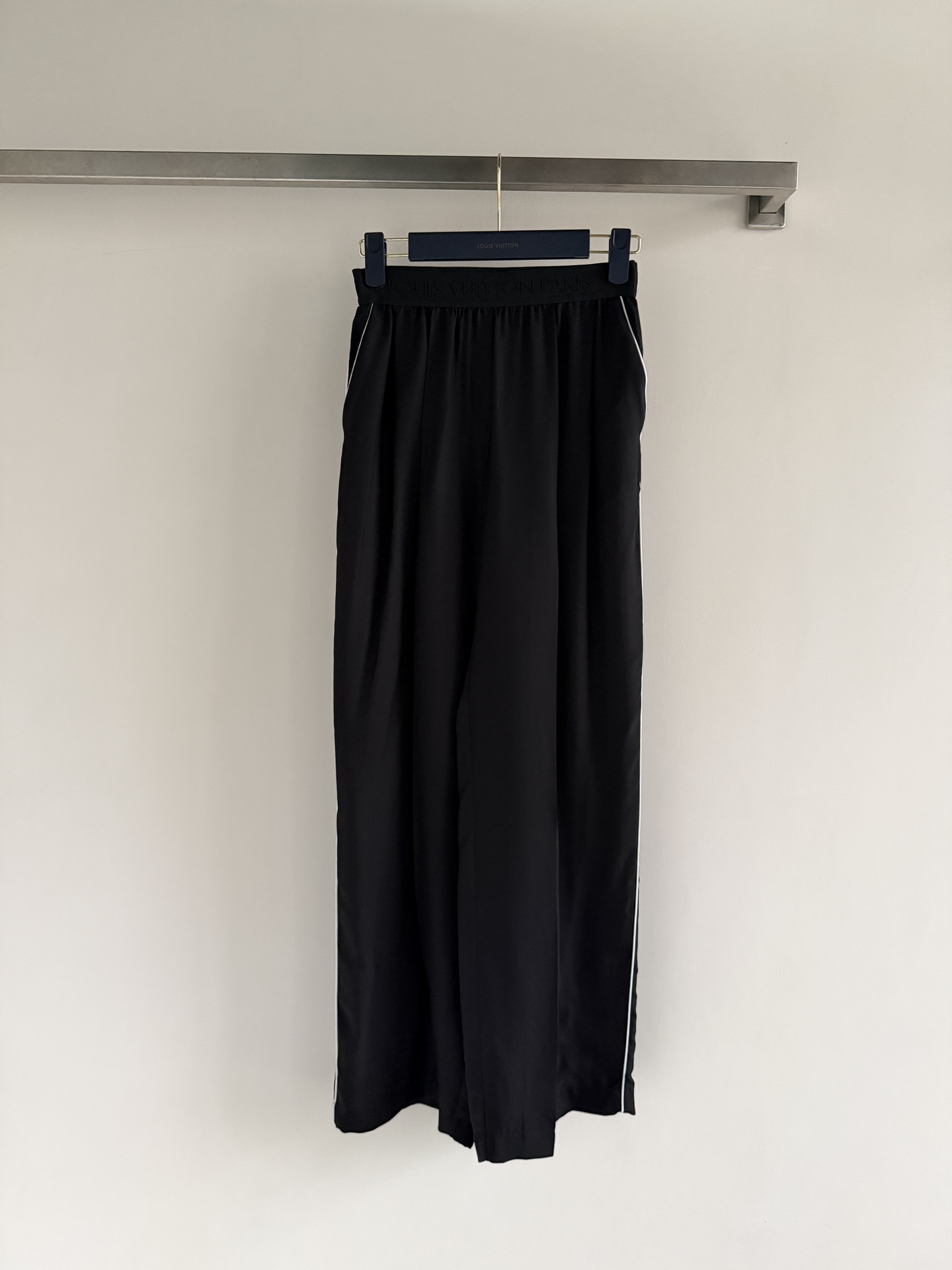 NO:805974,LV*26 new early spring straight silk trousers, high waist design + drapey fabric, perfect for a lazy and high-end look!  It is embellished with white stripes, full of layering, and has a great visual effect. The brand logo on the waist has exquisite details and is highly recognizable. The loose version modifies the leg shape, which is comfortable and fashionable. It can be easily used for daily outings and parties. Pair it with a short top or coat, and you can easily get a lazy style←SML,, louis vuitton, jackets & coats, real silk,19860909LV*26早春新款直筒真丝长裤,高腰设计+垂感面料,慵懒高级感满分！配白色条纹点缀,层次感十足,视觉效果超赞.腰部品牌标识,细节精致,辨识度高.宽松版型修饰腿型,舒适又时髦,日常出街、聚会都能轻松驾驭,搭配短款上衣或外套,轻松get慵懒风穿搭←SML,,louis vuitton,jackets & coats,real silk,,Women's clothing