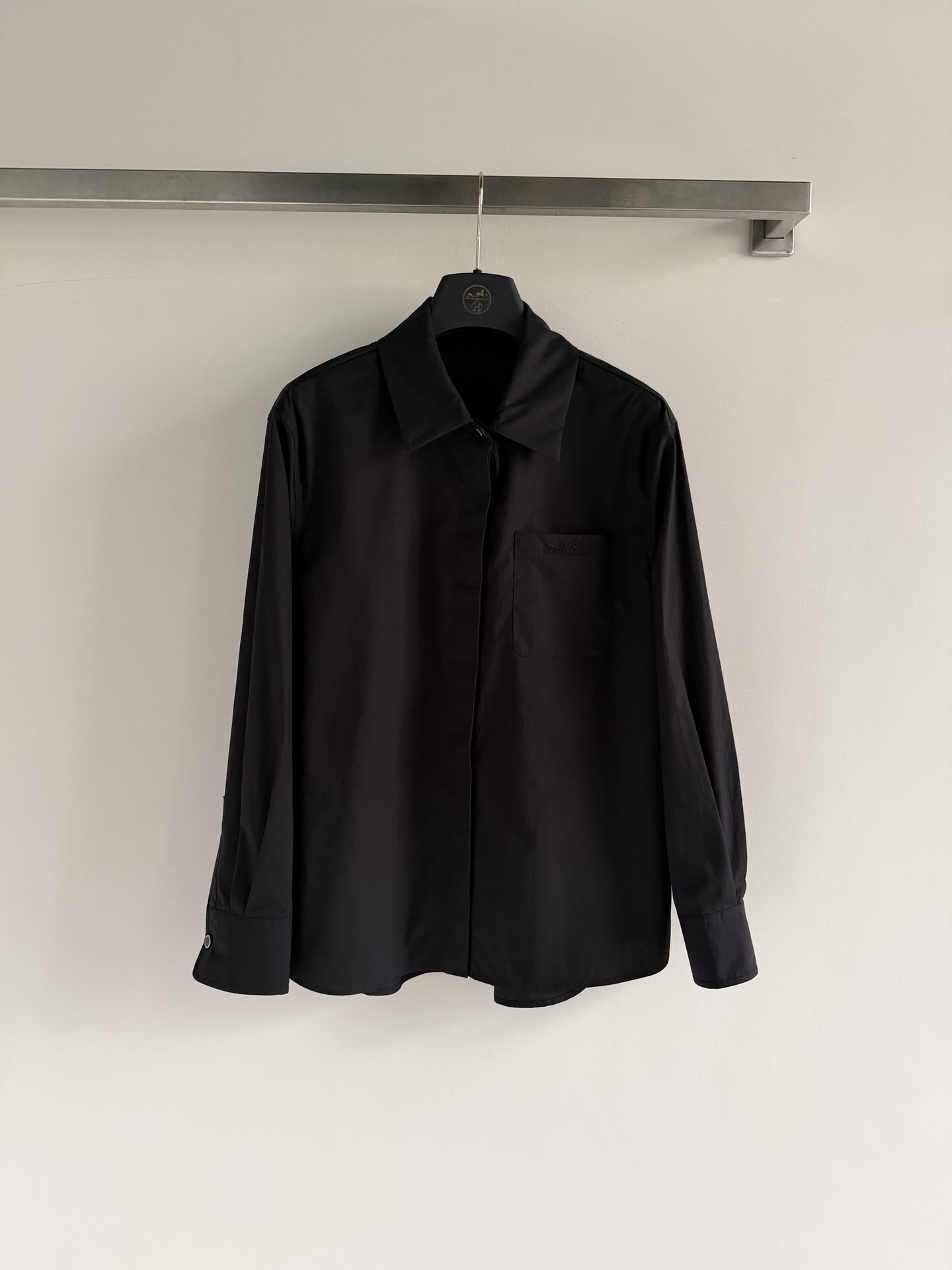 NO:805981,Hermè*26 new model, long-sleeved shirt, with simple design, cotton fabric, breathable and comfortable, textured, perfect for spring and summer!  Classic lapel + chest pocket, pocket embroidery details are perfect for daily slimming and versatile. It can be worn for commuting and leisure, fashionable and elegant, and looks good no matter how you wear it. SML, hermes, shirts,19860909Hermè*26新款,长袖衬衫,采用简约设计,棉质面料透气舒适,有质感春夏穿超合适！经典翻领+胸前口袋,口袋刺绣细节满分日常显瘦又百搭.通勤休闲都能穿,时尚优雅,怎么穿都好看ＳＭＬ,,hermes,shirts,,Women's clothing