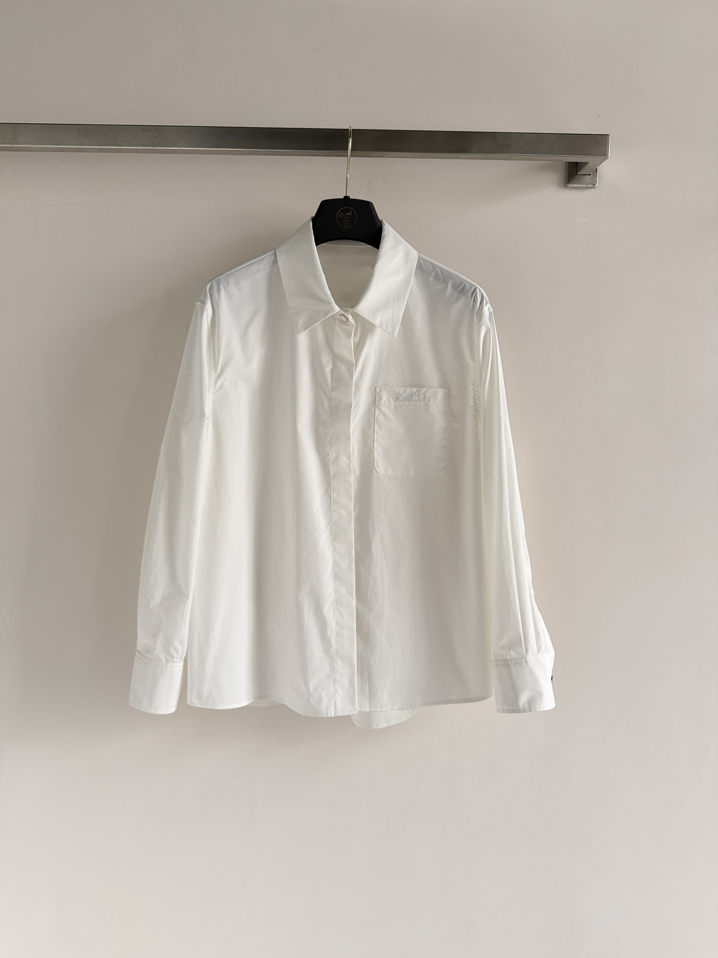 NO:805979,Hermè*26 new model, long-sleeved shirt, with simple design, cotton fabric, breathable and comfortable, textured, perfect for spring and summer!  Classic lapel + chest pocket, pocket embroidery details are perfect for daily slimming and versatile. It can be worn for commuting and leisure, fashionable and elegant, and looks good no matter how you wear it. SML, hermes, shirts,19860909Hermè*26新款,长袖衬衫,采用简约设计,棉质面料透气舒适,有质感春夏穿超合适！经典翻领+胸前口袋,口袋刺绣细节满分日常显瘦又百搭.通勤休闲都能穿,时尚优雅,怎么穿都好看ＳＭL,,hermes,shirts,,Women's clothing
