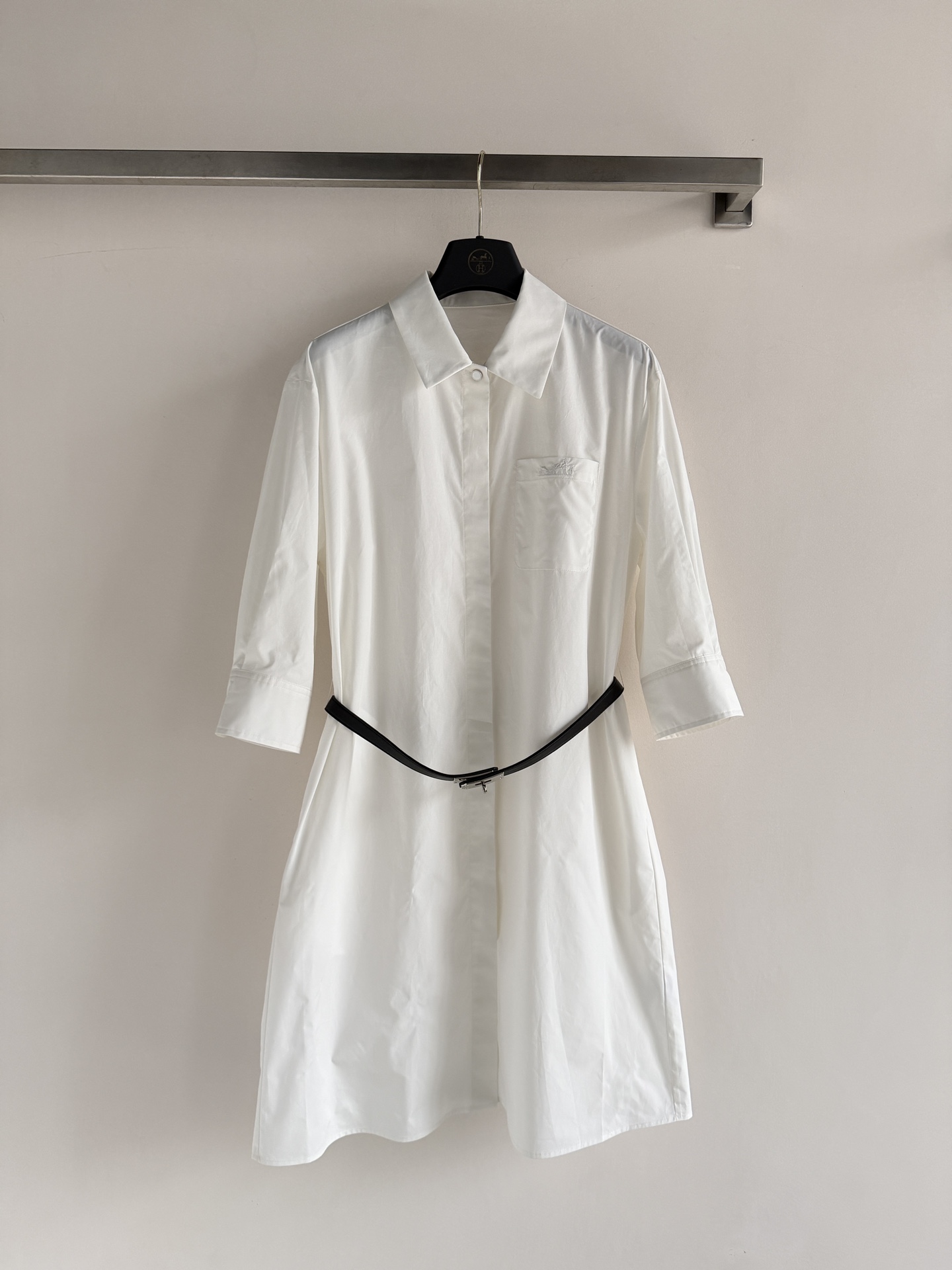 NO:823888,Hermè*26 new model, mid-sleeve shirt dress, with simple design, cotton fabric, breathable and comfortable, textured, perfect for spring and summer!  Three-quarter sleeves + lapels + chest pockets, perfect pocket embroidery details. Adjustable with a thin black belt, easily outlines the waistline, looks slim and versatile. The skirt is moderate in length, can be worn for commuting and leisure, fashionable and elegant, looks good no matter how you wear it SML, Hermès-clothing, hermes, hermes, skirts, shirts,19860909Hermè*26新款,中袖衬衫连衣裙,采用简约设计,棉质面料透气舒适,有质感春夏穿超合适！七分袖+翻领+胸前口袋,口袋刺绣细节满分.搭配黑色细腰带可调节,轻松勾勒腰线,显瘦又百搭.裙长适中,通勤休闲都能穿,时尚优雅,怎么穿都好看ＳＭＬ,爱马仕-服装,hermes,hermes,skirts,shirts,,Women's clothing