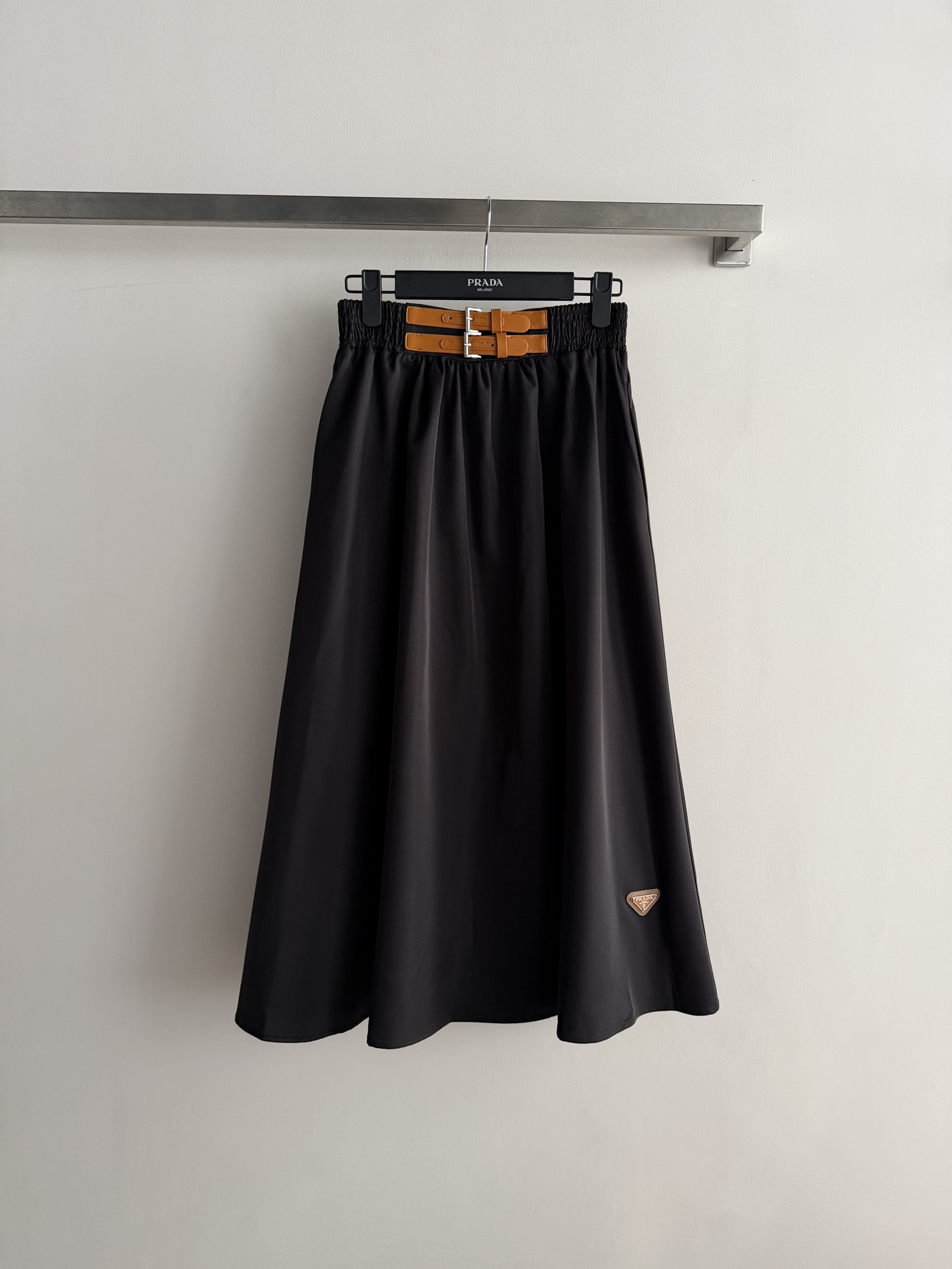 NO:853536,Prad*26SS new high-waisted A-line skirt, high-quality material, perfect drape, comfortable to wear and high-waisted design + brown leather belt, metal buckle details are super textured, A-line skirt modifies the leg shape, elegant retro style is easy to control!  Triangular logo embroidery on the hem enhances brand recognition and can be easily used in commuting, daily life, and formal occasions. Paired with a shirt or knitted top, the temperament directly enhances SML, Prada-clothing, prada, prada, skirts, shirts,19860909Prad*26SS新款高腰A字半身裙,高品质材质,垂坠感满分,穿着舒适又显高级高腰设计+棕色皮质腰带,金属扣细节超有质感,A字裙摆修饰腿型,优雅复古风轻松拿捏！裙摆三角徽标刺绣,品牌辨识度拉满,通勤、日常、正式场合都能轻松驾驭,搭配衬衫或针织上衣,气质直接拉满SML,普拉达-服装,prada,prada,skirts,shirts,,Women's clothing