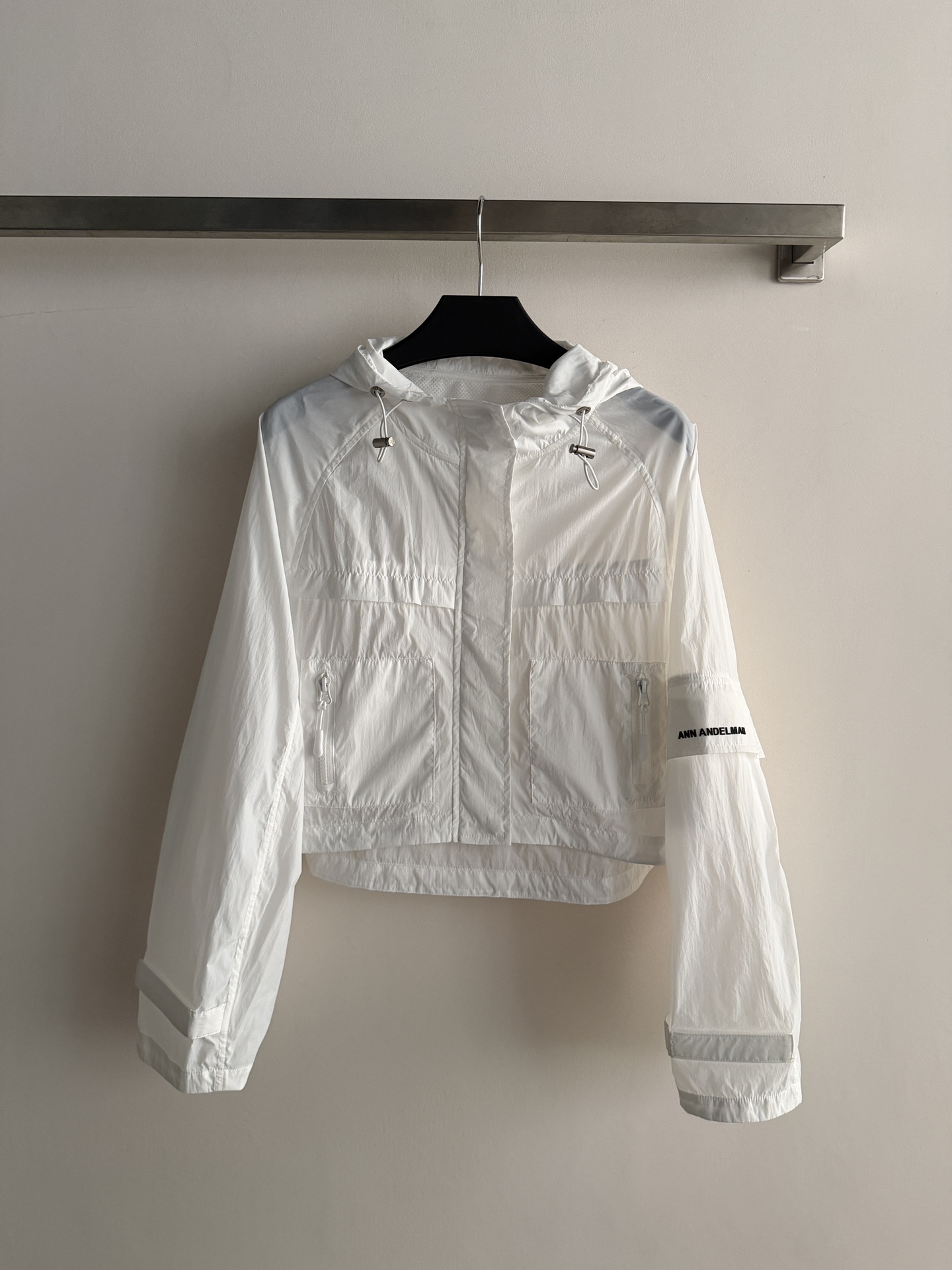 NO:806401,Ann Andelma's latest sun protection jacket is made of quick-drying fabric, light and breathable, and super comfortable to wear in spring and summer!  Short hooded design + zipper pocket, practical and fashionable. Brand logo on the cuffs, perfect details. Overall simple and versatile, it can be easily used for commuting, outdoor, and leisure. It is sun-protective and comfortable. It is a must-have item in the spring and summer wardrobe!  SML,,jackets & coats,hats,19860909Ann Andelma*新款防晒外套,速干面料,轻薄透气,春夏穿超舒服！短款连帽设计+拉链口袋,实用又时髦.袖口品牌标识,细节满分.整体简约百搭,通勤、户外、休闲都能轻松驾驭,防晒又舒适,是春夏衣橱必备单品！SML,,jackets & coats,hats,,Women's clothing