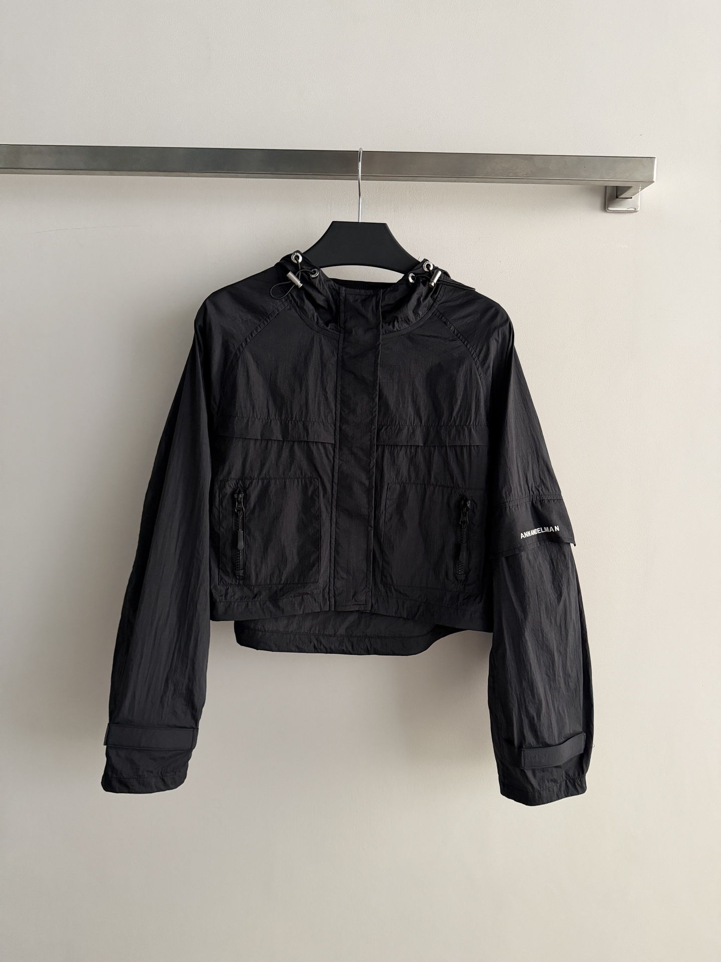 NO:806395,Ann Andelma's latest sun protection jacket is made of quick-drying fabric, light and breathable, and super comfortable to wear in spring and summer!  Short hooded design + zipper pocket, practical and fashionable. Brand logo on the cuffs, perfect details. Overall simple and versatile, it can be easily used for commuting, outdoor, and leisure. It is sun-protective and comfortable. It is a must-have item in the spring and summer wardrobe!  SML,,jackets & coats,hats,19860909Ann Andelma*新款防晒外套,速干面料,轻薄透气,春夏穿超舒服！短款连帽设计+拉链口袋,实用又时髦.袖口品牌标识,细节满分.整体简约百搭,通勤、户外、休闲都能轻松驾驭,防晒又舒适,是春夏衣橱必备单品！SML,,jackets & coats,hats,,Women's clothing