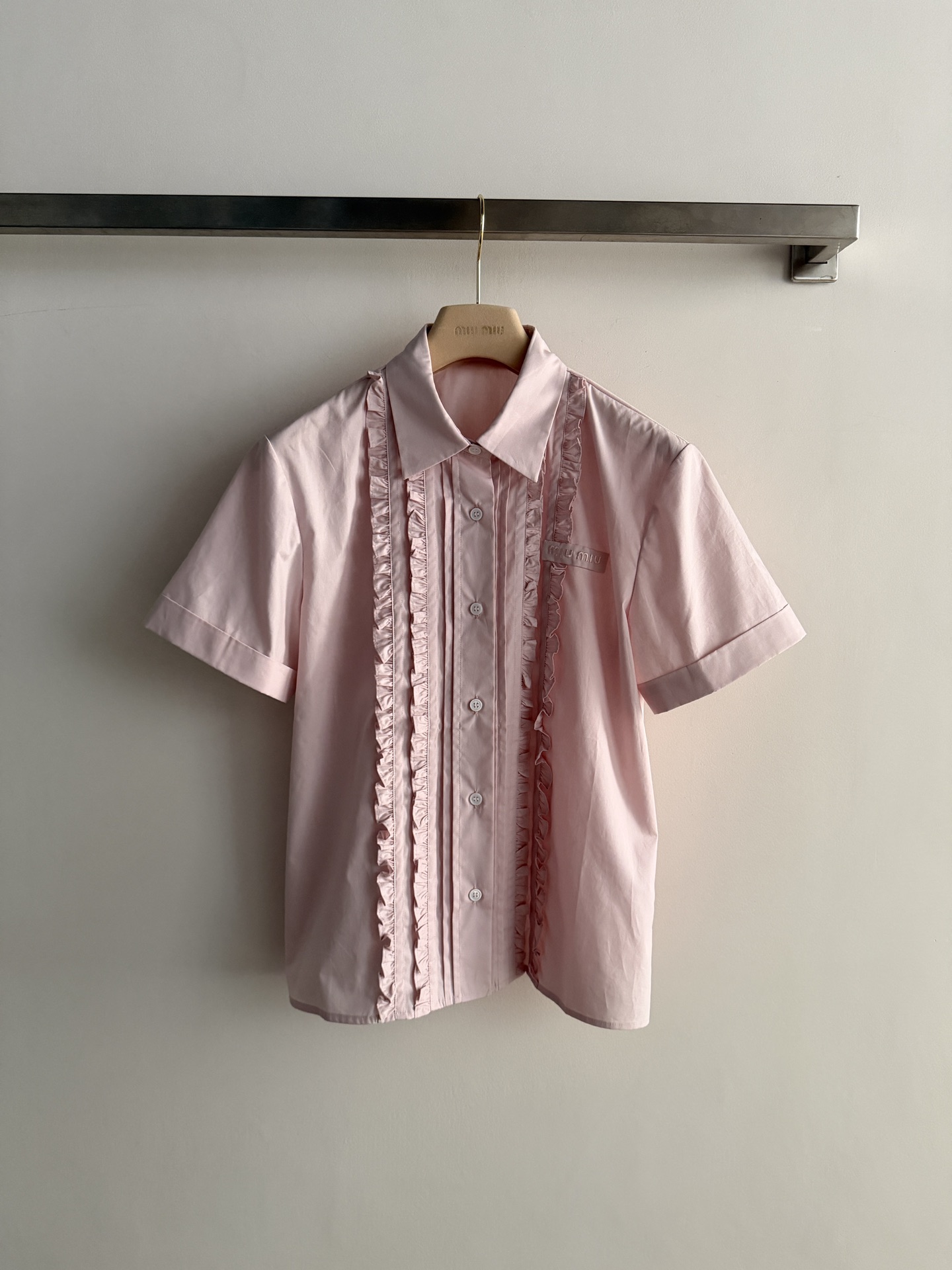 NO:806392,Miu Mi*26 series fungus short-sleeved shirts, made of light and breathable fabric, comfortable and durable. Retro girly fungus + lapel design, full of details. Loose fit, very suitable for spring and summer, super friendly to the figure!  Pair it with a pleated skirt or work skirt of the same color, and you can easily get a sweet and cool style. It will look great when going out and taking photos every day. SML,,miumiu,skirts,shirts,T-shirt,19860909Miu Mi*26系列木耳边短袖衬衫,轻盈透气面料,穿着舒适又耐穿.复古少女感木耳边+翻领设计,细节满满.宽松版型,春夏穿超合适,对身材超友好！搭配同色百褶裙或工装短裙,轻松get甜酷风,日常出街、拍照都很出片SML,,miumiu,skirts,shirts,T-shirt,,Women's clothing