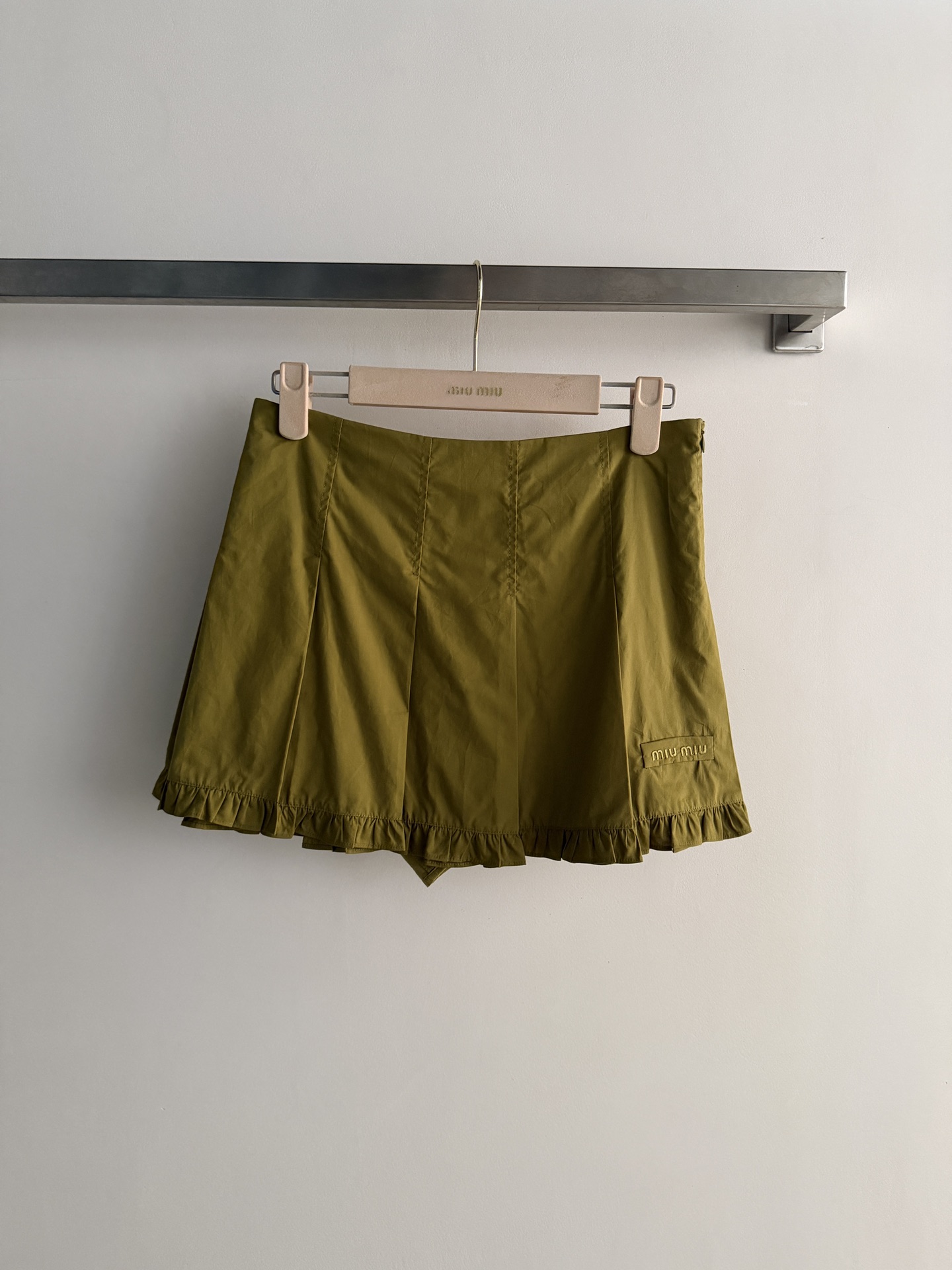 NO:806409,Miu Mi*26 new pleated skirt, made of light cotton fabric, ruffled skirt design, retro and playful!  The high-waist tailoring modifies the body proportions, is low-saturated and super white, and is very atmospheric when worn in spring and summer. The brand embroidery on the skirt is low-key and recognizable, making it easy to manage for daily commuting, dating, and vacations. Pair it with a series of shirts or knitted tops for a Korean schoolgirl style!  SML,,miumiu,skirts,19860909Miu Mi*26新款百褶裙,轻薄棉质面料,裙摆荷叶边设计,复古又俏皮！高腰剪裁修饰身材比例,低饱和超显白,春夏穿超有氛围感.裙身品牌刺绣低调有辨识度,日常通勤、约会、度假都能轻松驾驭,搭配系列衬衣衫或针织上衣,韩系学姐风get！SML,,miumiu,skirts,,Women's clothing