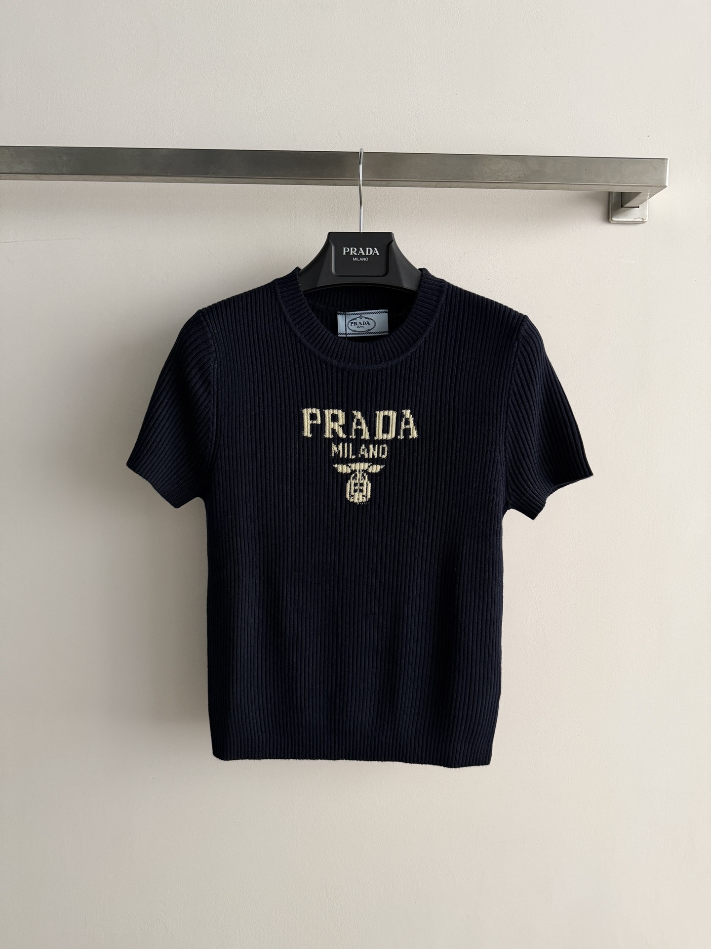 NO:806936,Prad*2026 new short-sleeved knitted top, slim-fitting pit stripe design, unattractive temperament. The fabric is delicate, soft and comfortable, with logo printing on the chest, making the upper body slim and versatile!  Simple to the extreme is fashionable!  Three-color SML,,prada,T-shirt,19860909Prad*2026新款短袖针织上衣,修身版型坑条纹设计,气质不挑人 面料细腻柔软舒适,胸前logo印花点缀,上身显瘦又百搭！简单到极致就是时髦！三色SML,,prada,T-shirt,,Women's clothing