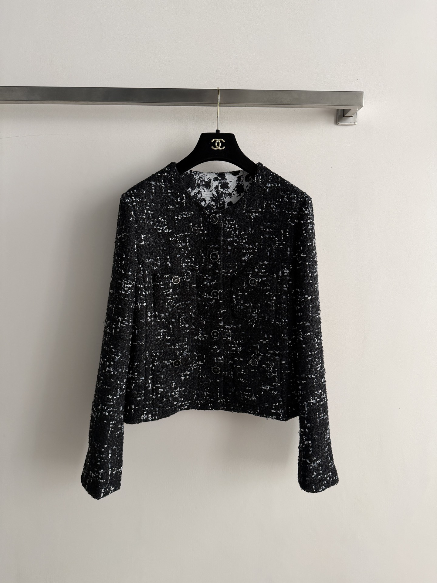 NO:806939,CHANE*26P spring and summer series black and white sequined tweed jacket, classic tweed material + fine sequins, low-key and luxurious!  Round neck long sleeve design, lined with black and white prints, full of details. It can be easily used for daily commuting and dinner. It is elegant and practical. It is a hot item this season, SML,, chanel, jackets & coats,19860909CHANE*26P春夏系列黑白亮片粗花呢外套,经典粗花呢材质+细闪亮片,低调又奢华！圆领长袖设计,内衬黑白印花,细节满分.日常通勤、晚宴都能轻松驾驭,优雅又实用,是本季超火单品,SML,,chanel,jackets & coats,,Women's clothing