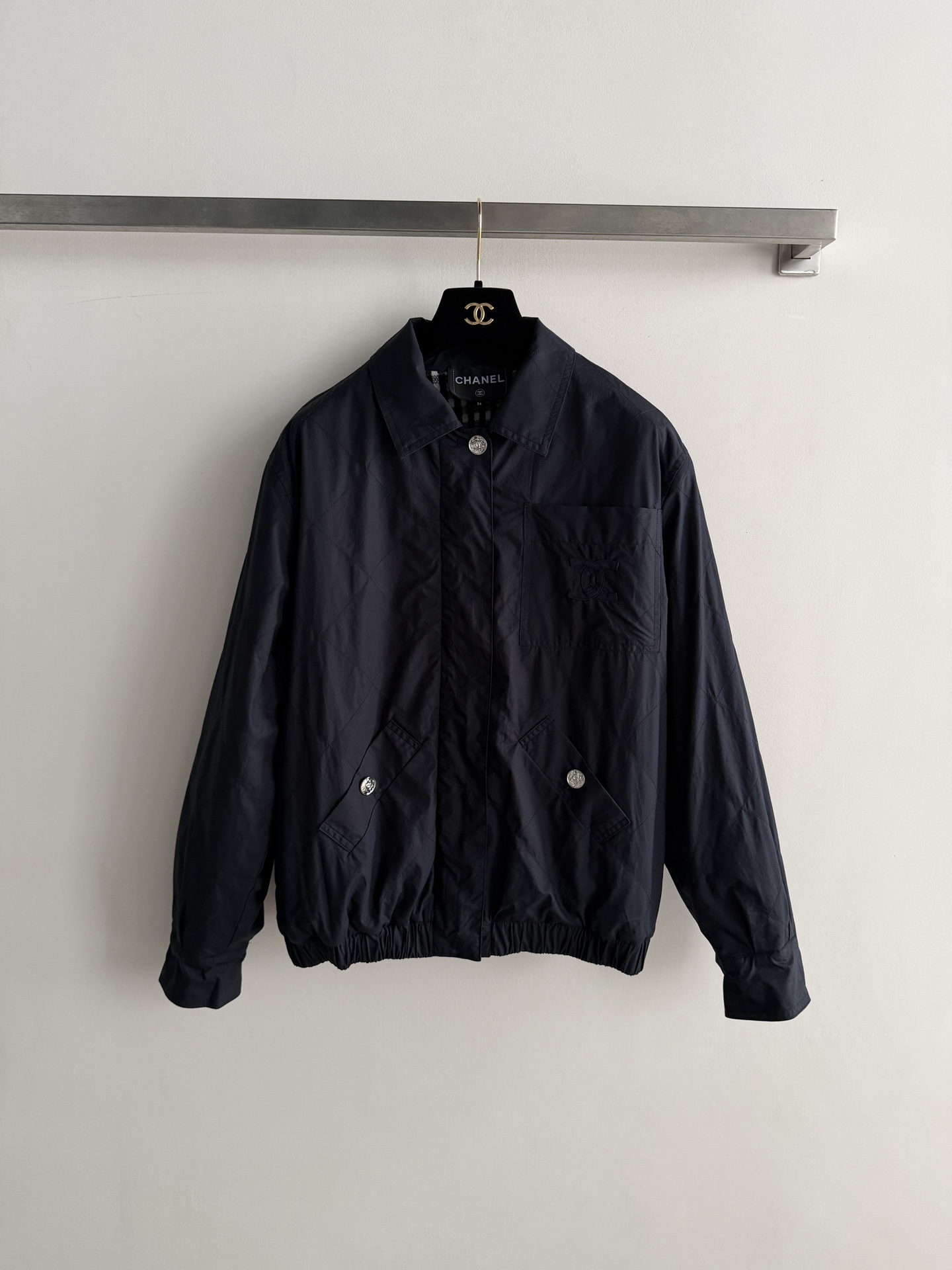 NO:806945,Chane*26P jacket, dark blue simple design, lightweight windproof fabric, perfect for spring and autumn!  Lapel + metal buttons + double chest pockets, practical and detailed. Lined with plaid, low-key but a little refined, the loose version is comfortable and versatile, and can be easily used for commuting and leisure. The lazy style is mature and capable, and it looks great with jeans or trousers. It is easy to get a high-end look with SML,,chanel,jeans,jackets & coats,jackets & coats,19860909Chane*26P夹克外套,深蓝色简约设计,轻便防风面料,春秋季节超适合！翻领+金属纽扣+胸前双口袋,实用又有细节感.内衬格纹,低调中带点精致,宽松版型舒适百搭,通勤休闲都能轻松驾驭.慵懒风格成熟干练,搭配牛仔裤或西裤都很出彩,轻松get高级感穿搭SML,,chanel,jeans,jackets & coats,jackets & coats,,Women's clothing