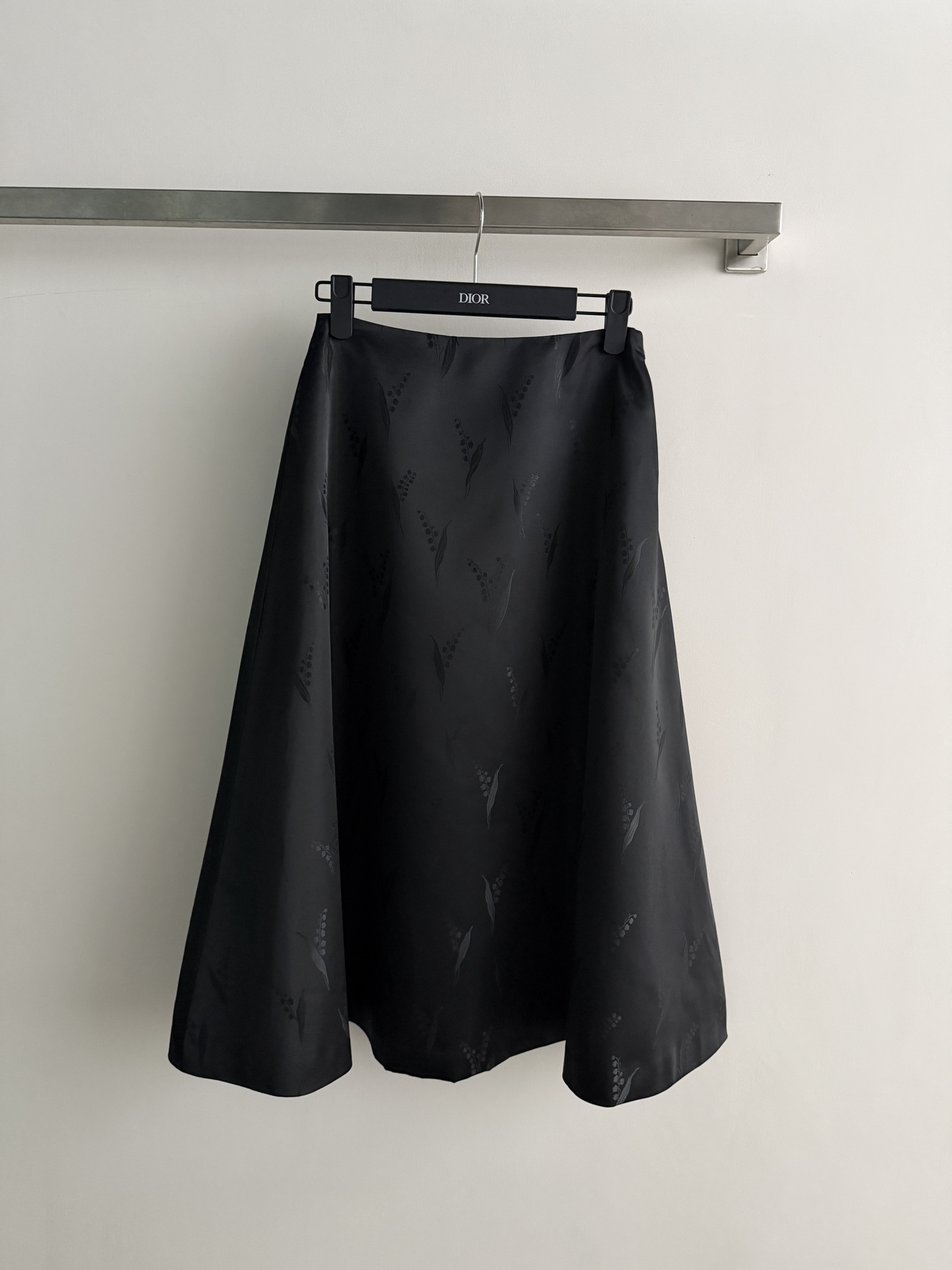 NO:806937,Dio26's new jacquard skirt is made of high-quality fabrics, with delicate texture and super texture!  The A-line high-waist design modifies the waistline and elongates the leg proportions, making it elegant and elegant. The jacquard craftsmanship makes the skirt low-key and layered, making it easy to wear for daily commuting or formal occasions. Pair it with a simple top or sweater to easily get a high-end look!  SML,,dior,skirts,19860909Dio26新款提花半身裙,采用高品质面料,细腻纹理超有质感！A字高腰设计,修饰腰线,拉长腿部比例,优雅又显气质.提花工艺让裙子低调有层次,日常通勤或正式场合都能轻松驾驭.搭配简约上衣或针织衫,轻松get高级感穿搭！SML,,dior,skirts,,Women's clothing