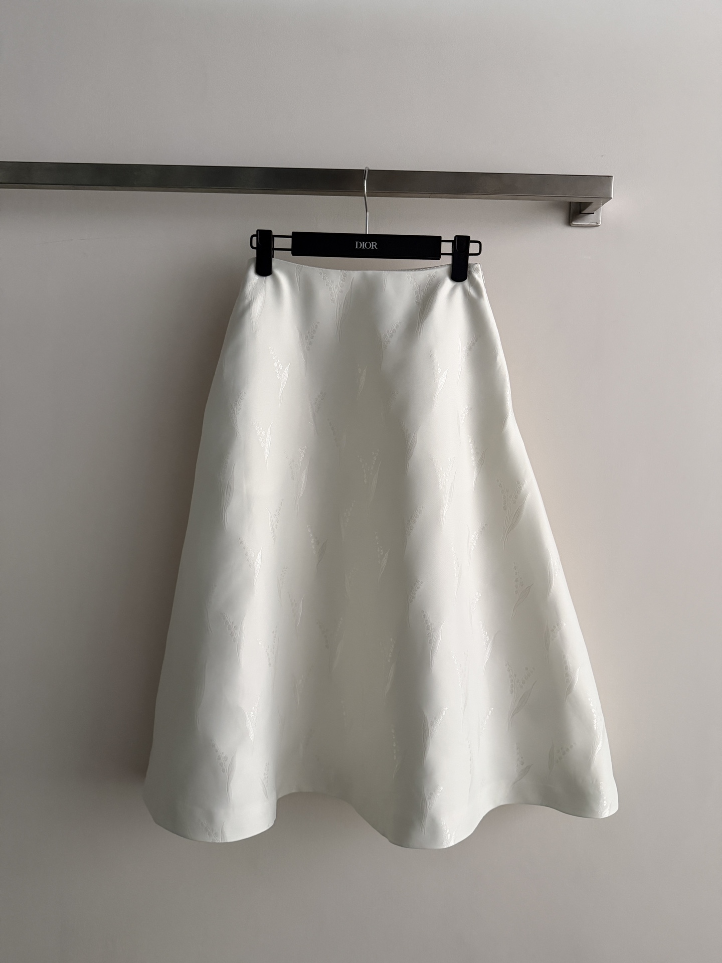 NO:785211,Dio26's new jacquard skirt is made of high-quality fabrics, with delicate texture and super texture!  The A-line high-waist design modifies the waistline and elongates the leg proportions, making it elegant and elegant. The jacquard craftsmanship makes the skirt low-key and layered, making it easy to wear for daily commuting or formal occasions. Pair it with a simple top or sweater to easily get a high-end look!  SML,Dior-clothing,dior,dior,loro piana,skirts,19860909Dio26新款提花半身裙,采用高品质面料,细腻纹理超有质感！A字高腰设计,修饰腰线,拉长腿部比例,优雅又显气质.提花工艺让裙子低调有层次,日常通勤或正式场合都能轻松驾驭.搭配简约上衣或针织衫,轻松get高级感穿搭！SML,迪奥-服装,dior,dior,loro piana,skirts,,Women's clothing
