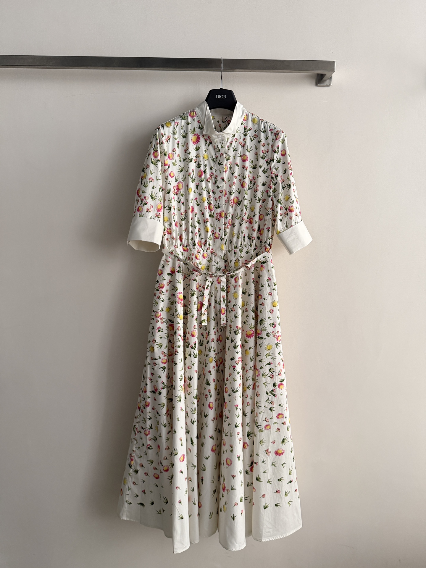 NO:806943,Dio*26 spring and summer series floral dress, white base fabric with colorful flowers, fresh and elegant. High collar + half-sleeve design, waist tailoring to show off your figure, cotton fabric is light and breathable, super comfortable to wear in spring and summer. It can be easily worn in daily life, vacation and formal occasions. It looks better with simple accessories or exquisite handbags SML, dior, skirts,19860909Dio*26春夏系列碎花连衣裙,白色底布配多彩花卉,清新优雅.高领+半袖设计,收腰剪裁超显身材,棉质面料轻盈透气,春夏穿超舒服.日常、度假、正式场合都能轻松驾驭,搭配简约配饰或精致手袋更出彩SML,,dior,skirts,,Women's clothing