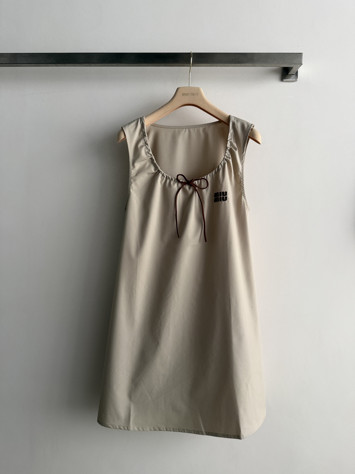 NO:806931,Miu Mi*26 series sleeveless dress, made of light khaki cotton fabric, light and breathable, super comfortable to wear in summer!  The drawstring design on the chest is full of girlishness and can also modify the body proportions. Straight cut + moderate skirt length, showing slender legs, suitable for daily outings or vacations. Paired with a straw hat and retro handbag, you can easily get a lazy and playful summer style. You can wear it in the city or at the beach with a sense of fashion. SML,,miumiu,espadrilles,skirts,hats,19860909Miu Mi*26系列无袖连衣裙,浅卡其色棉质面料,轻盈透气,夏天穿超舒服！胸前抽绳系带设计,少女感满满,还能修饰身材比例.直筒剪裁+适中裙长,显腿细腿长,日常出街或度假都很适合.搭配草编帽、复古手提包,轻松get慵懒俏皮夏日风,都市or海边都能穿出时髦感SML,,miumiu,espadrilles,skirts,hats,,Women's clothing