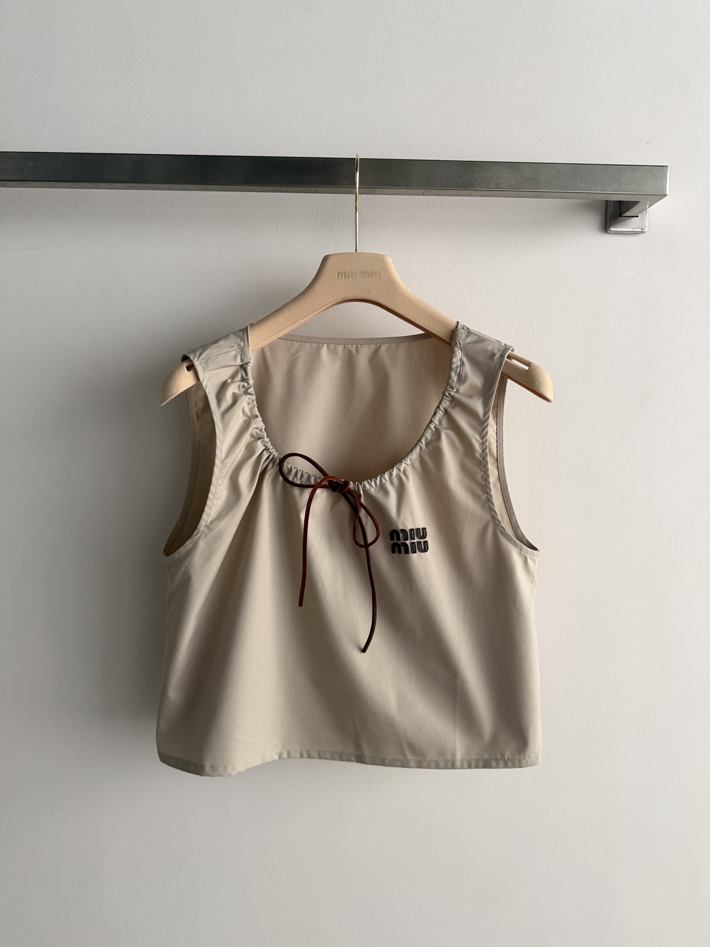 NO:806957,Miu Mi26 spring and summer series drawstring sleeveless top, made of khaki cotton-like fabric, breathable and crisp, super comfortable to wear in summer!  The top has a drawstring U-neck + brand logo embroidery, and the details are short and straight. It looks great when worn alone or paired with a skirt or shorts. The overall style is lazy and playful, and can be easily worn when going out in the city or on vacation at the beach. It is a must-have and versatile item for summer wardrobe!  SML,,miumiu,skirts,shorts,19860909Miu Mi26春夏系列抽绳无袖上衣,卡其色棉感面料,透气又挺括,夏天穿超舒服！上衣抽绳U领+品牌Logo刺绣,细节满分短款直筒剪裁,单穿或搭配半裙、短裤都很出彩.整体风格慵懒俏皮,都市出街、海边度假都能轻松驾驭,是夏季衣橱必备百搭单品！SML,,miumiu,skirts,shorts,,Women's clothing